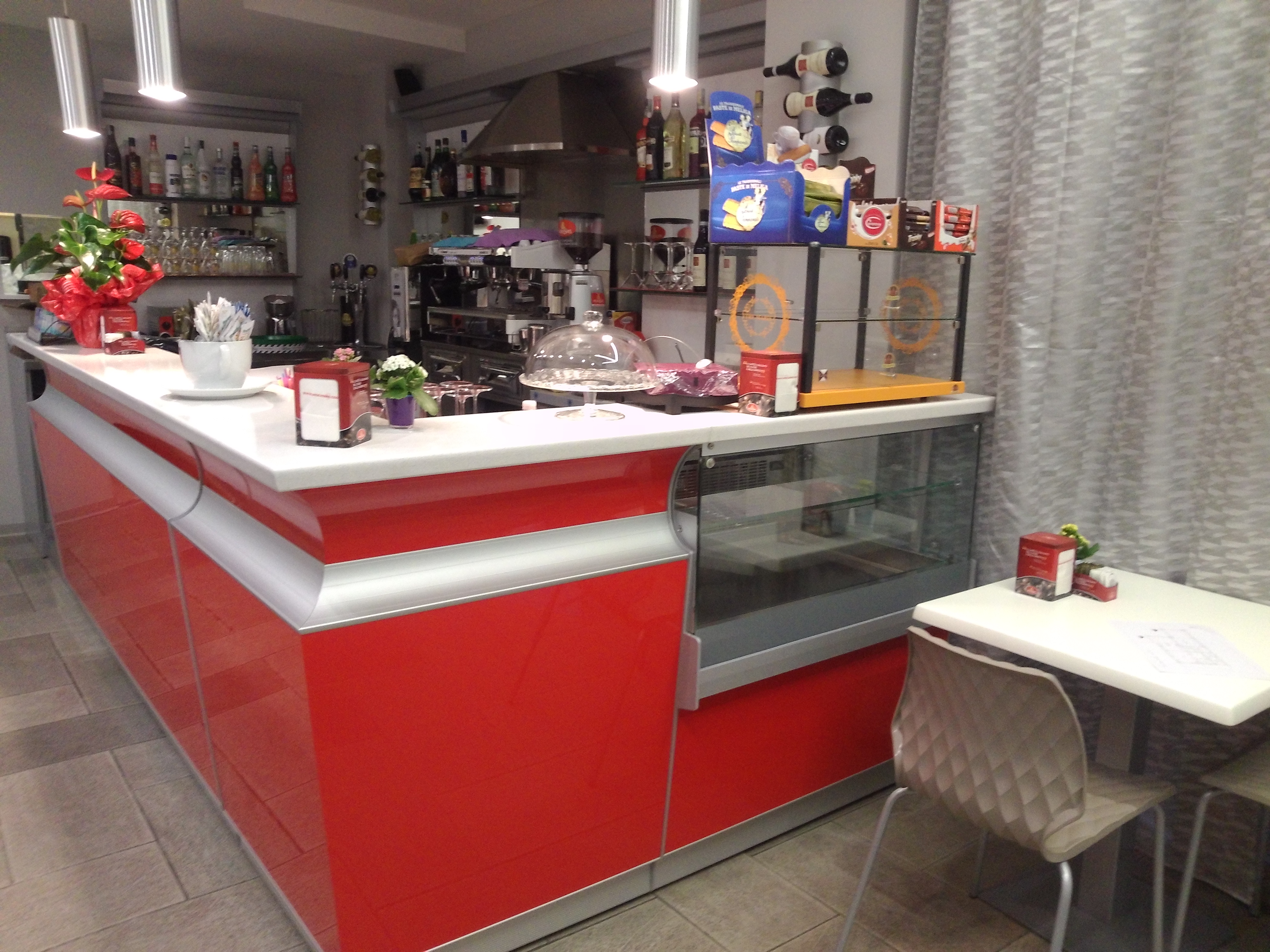 MOBILI ED ATTREZZATURA BAR  in vendita - foto 2