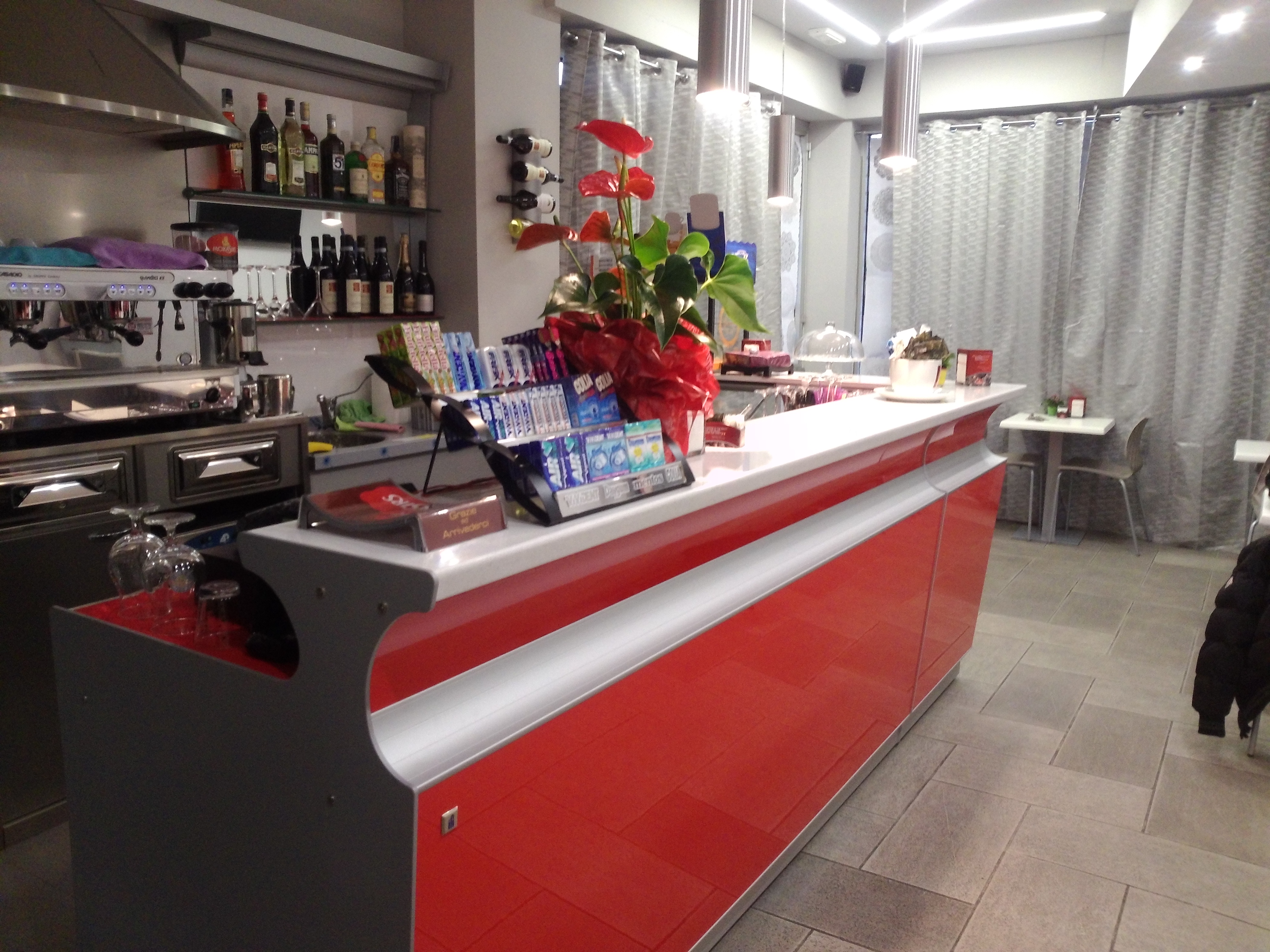 MOBILI ED ATTREZZATURA BAR  in vendita - foto 1