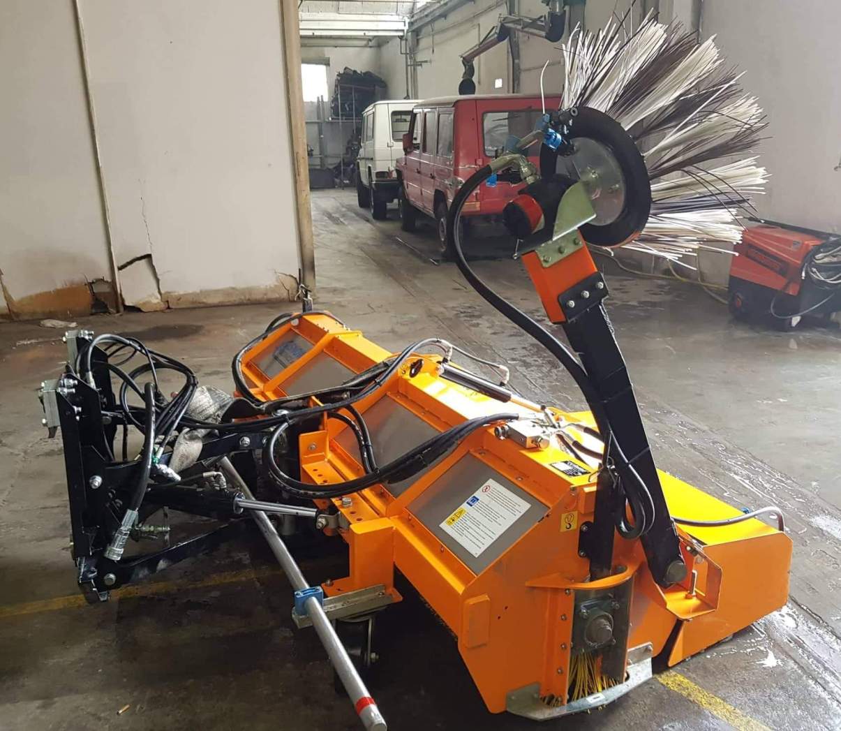 SPAZZATRICE E LAVASTRADE PER AUTOCARRO in vendita - foto 2