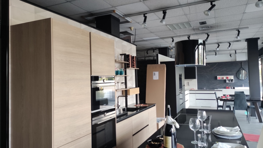 cucina con isola, completo di elettrodomestici in vendita - foto 3