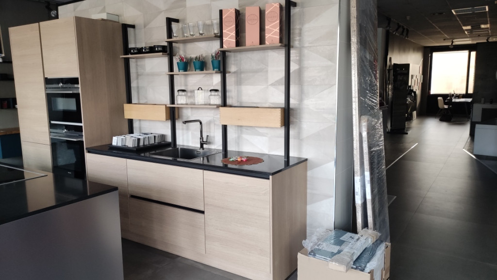 cucina con isola, completo di elettrodomestici in vendita - foto 5