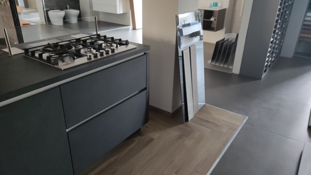 Mobile cucina con isola, completo di elettrodomestici in vendita - foto 5