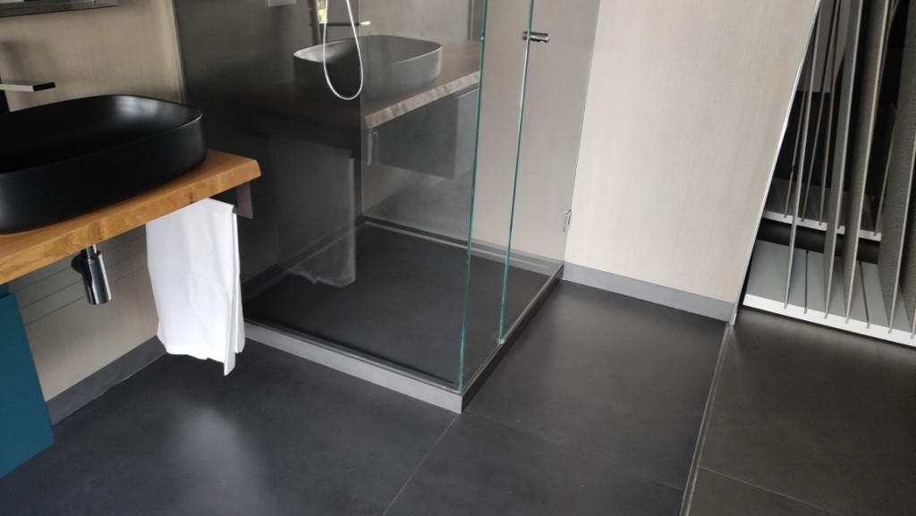 LOTTO 29 - N. 2 mobili bagno e piatto doccia in vendita - foto 4