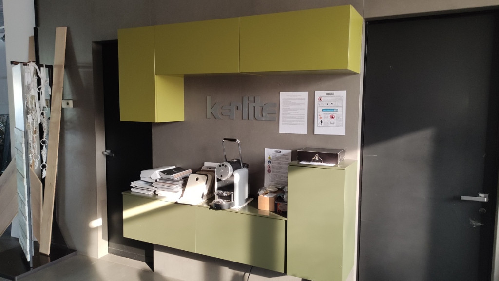 LOTTO 25 - Mobile da parete e sedie in vendita - foto 3