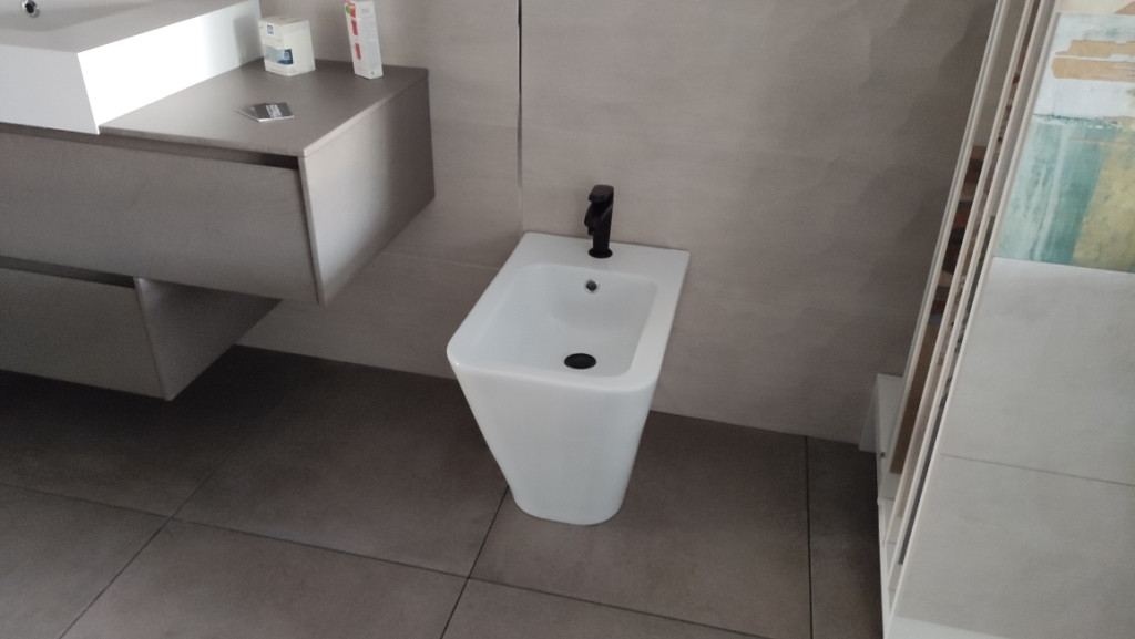 LOTTO 23 - Sanitari, arredo bagno e accessori in vendita - foto 2