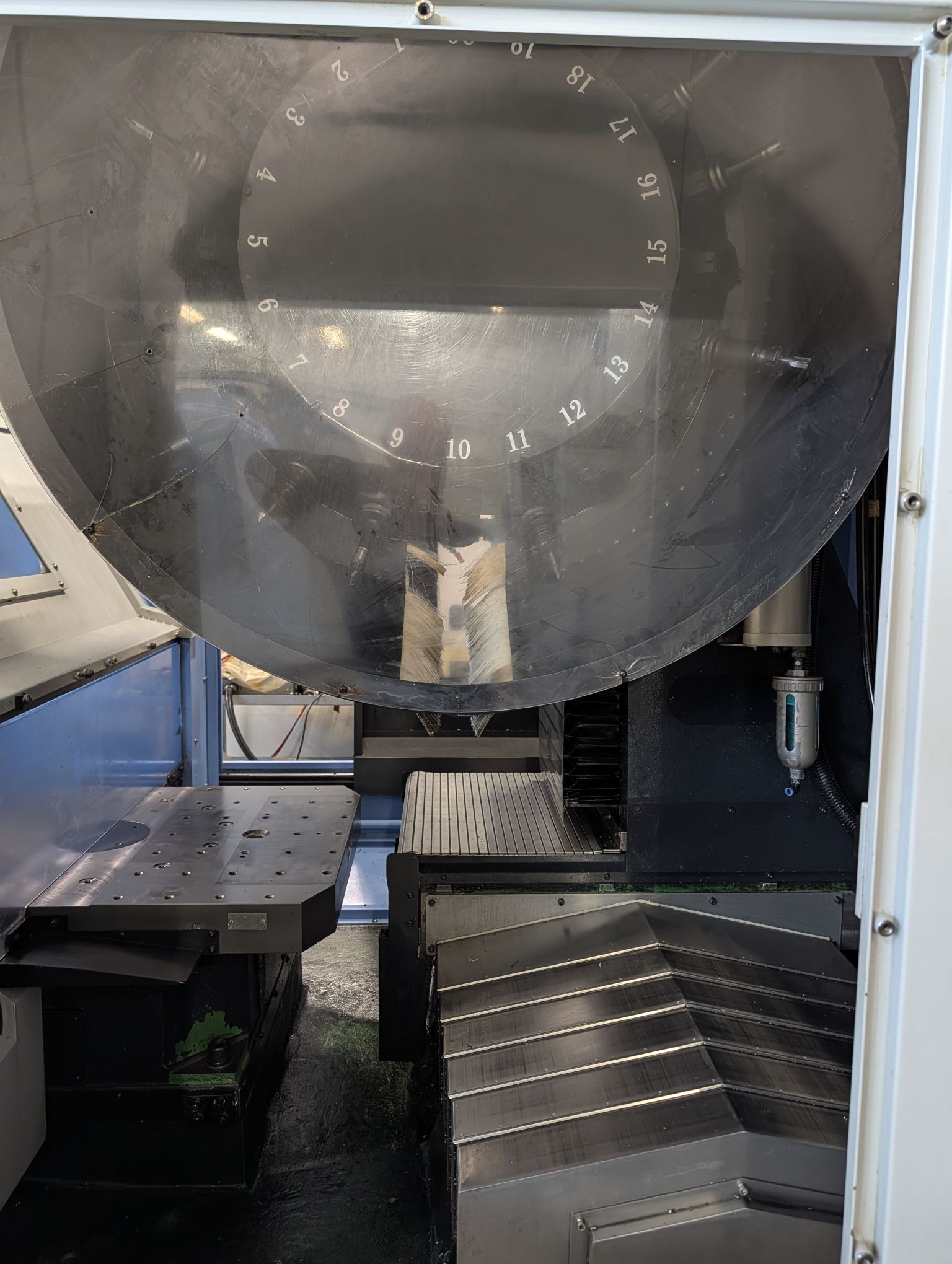 CENTRO DI LAVORO DOOSAN VC 3600 in vendita - foto 8