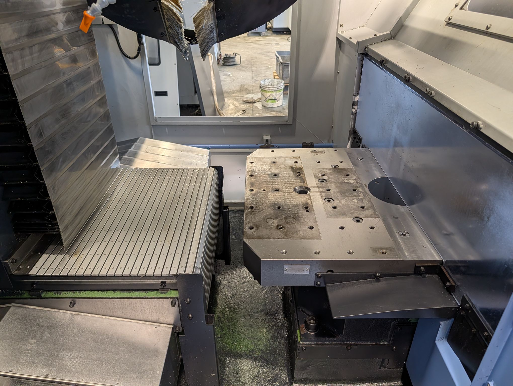CENTRO DI LAVORO DOOSAN VC 3600 in vendita - foto 6