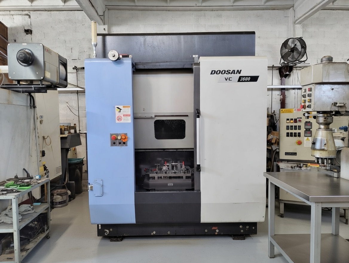 CENTRO DI LAVORO DOOSAN VC 3600 in vendita - foto 1