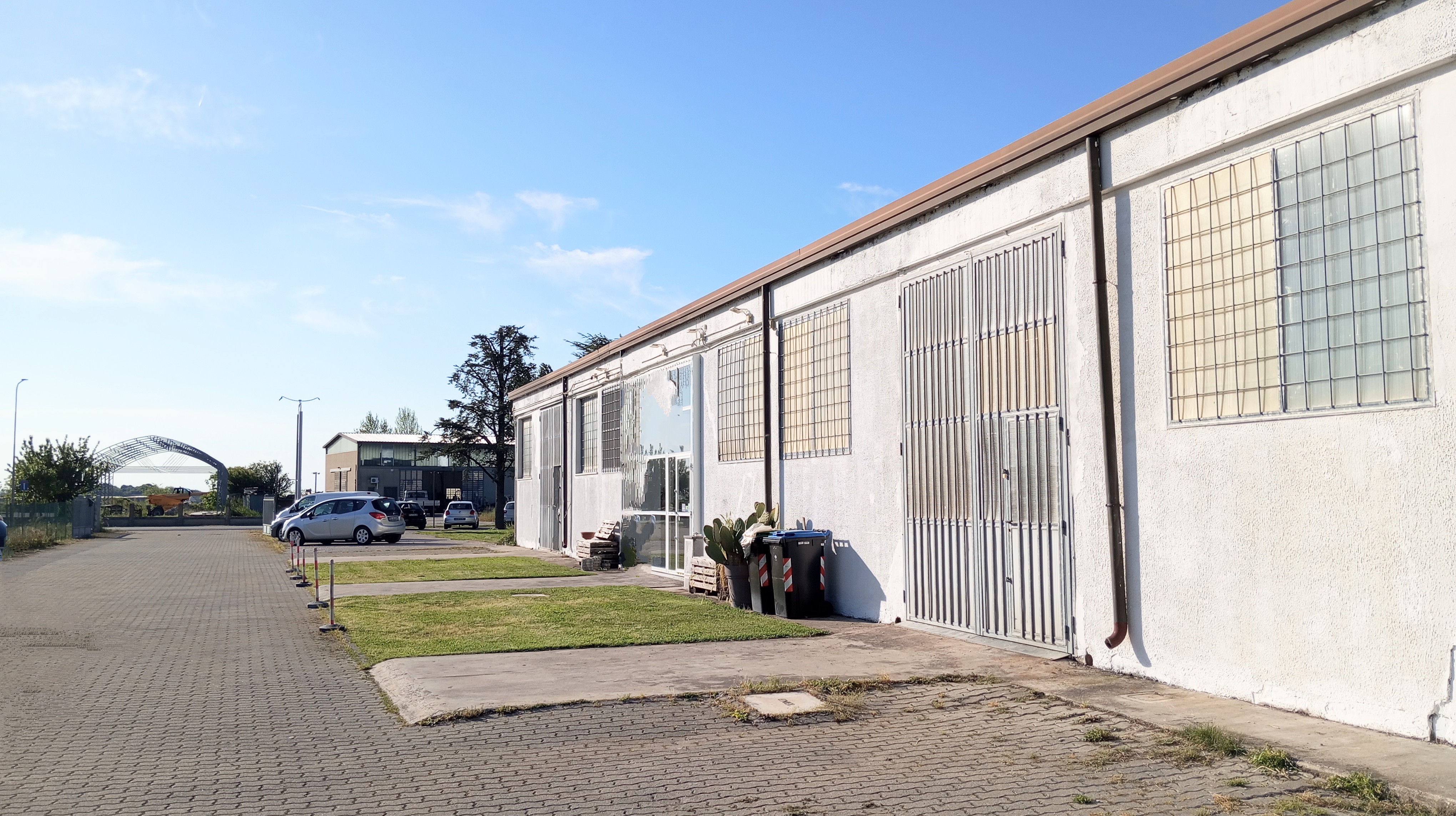intero edificio di tre capannoni  in vendita - foto 1