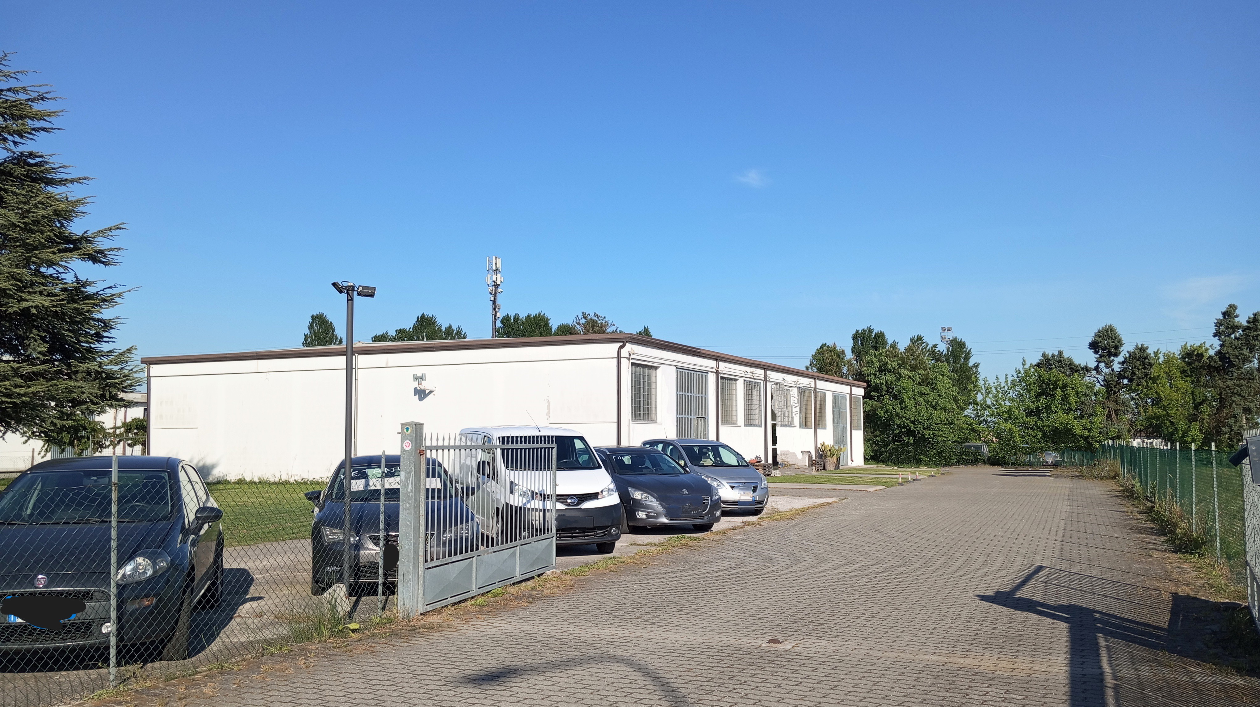 intero edificio di tre capannoni  in vendita - foto 2