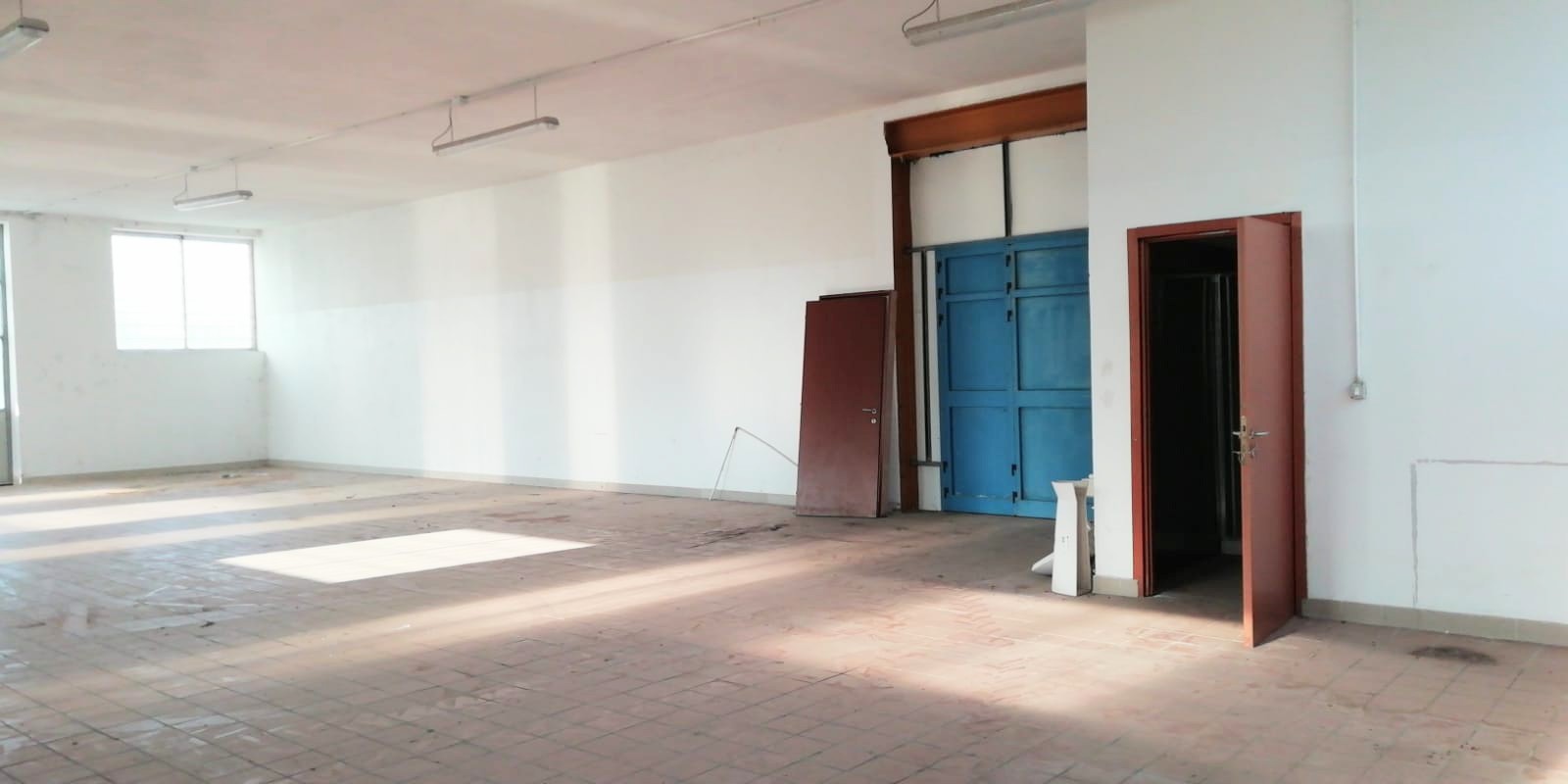 intero edificio di tre capannoni  in vendita - foto 3