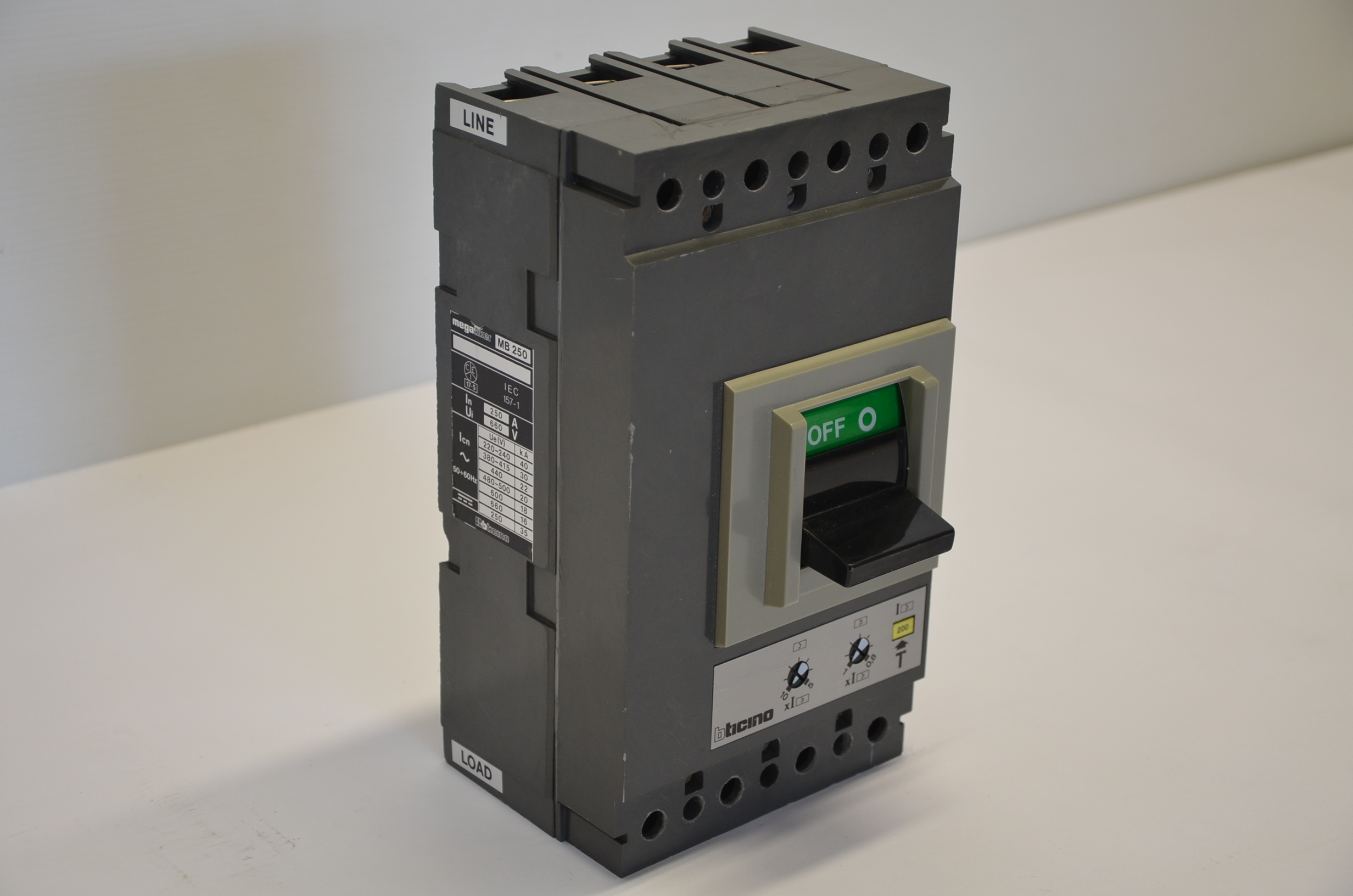 Interruttore Bticino mod. Megatiker MB250 in vendita - foto 2