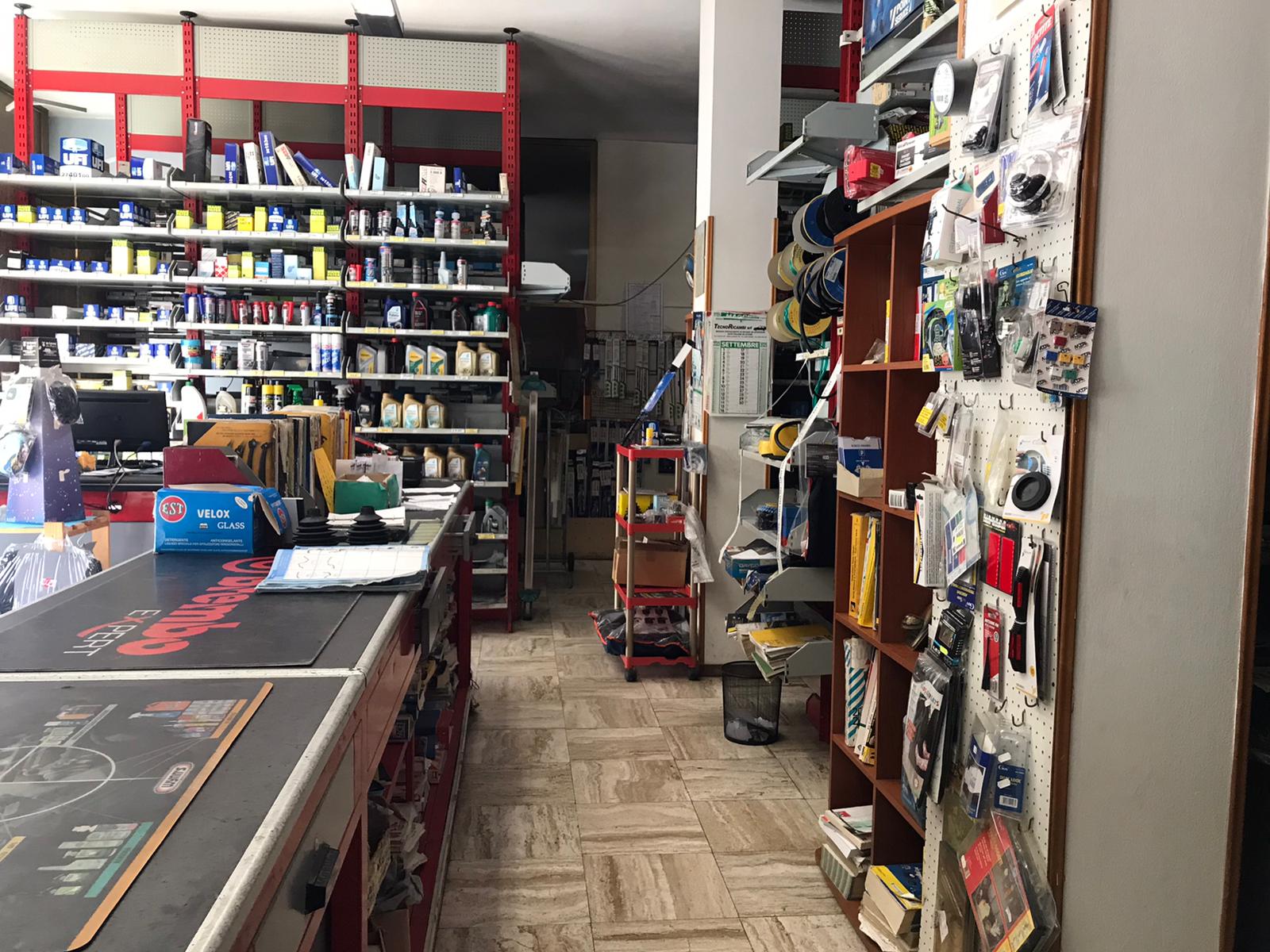 ATTIVITA' COMMERCIALE DI RICAMBI E ACCESSORI AUTO in vendita - foto 3