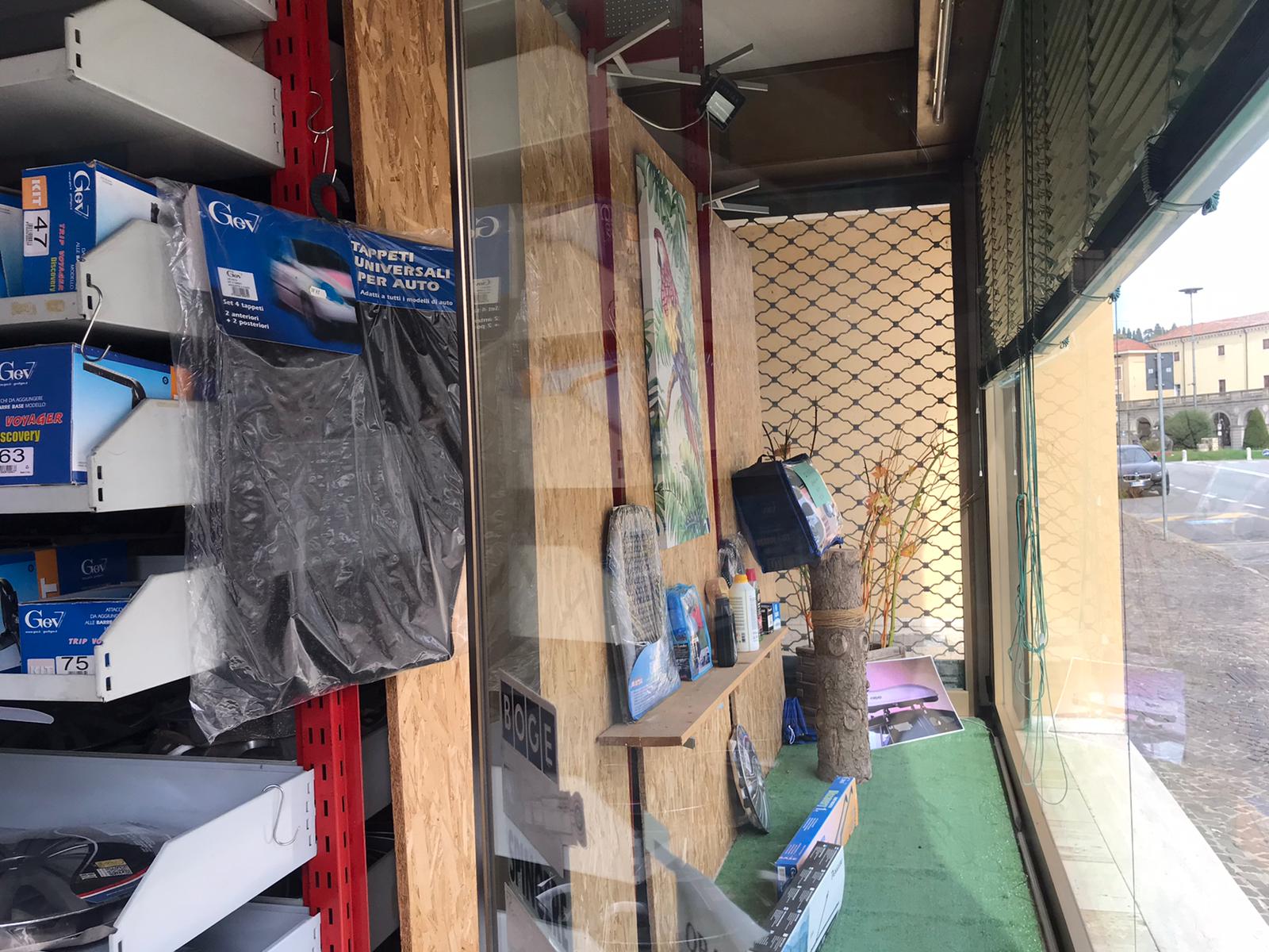 ATTIVITA' COMMERCIALE DI RICAMBI E ACCESSORI AUTO in vendita - foto 5