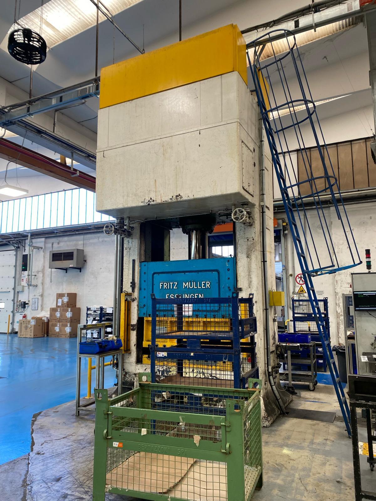 PRESSA IDRAULICA MULLER 315 TON Model ZE 315 in vendita - foto 4