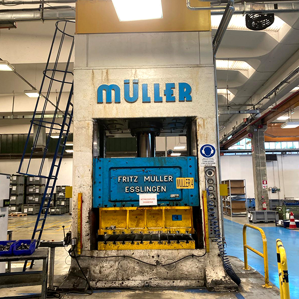 PRESSA IDRAULICA MULLER 315 TON Model ZE 315 in vendita - foto 1