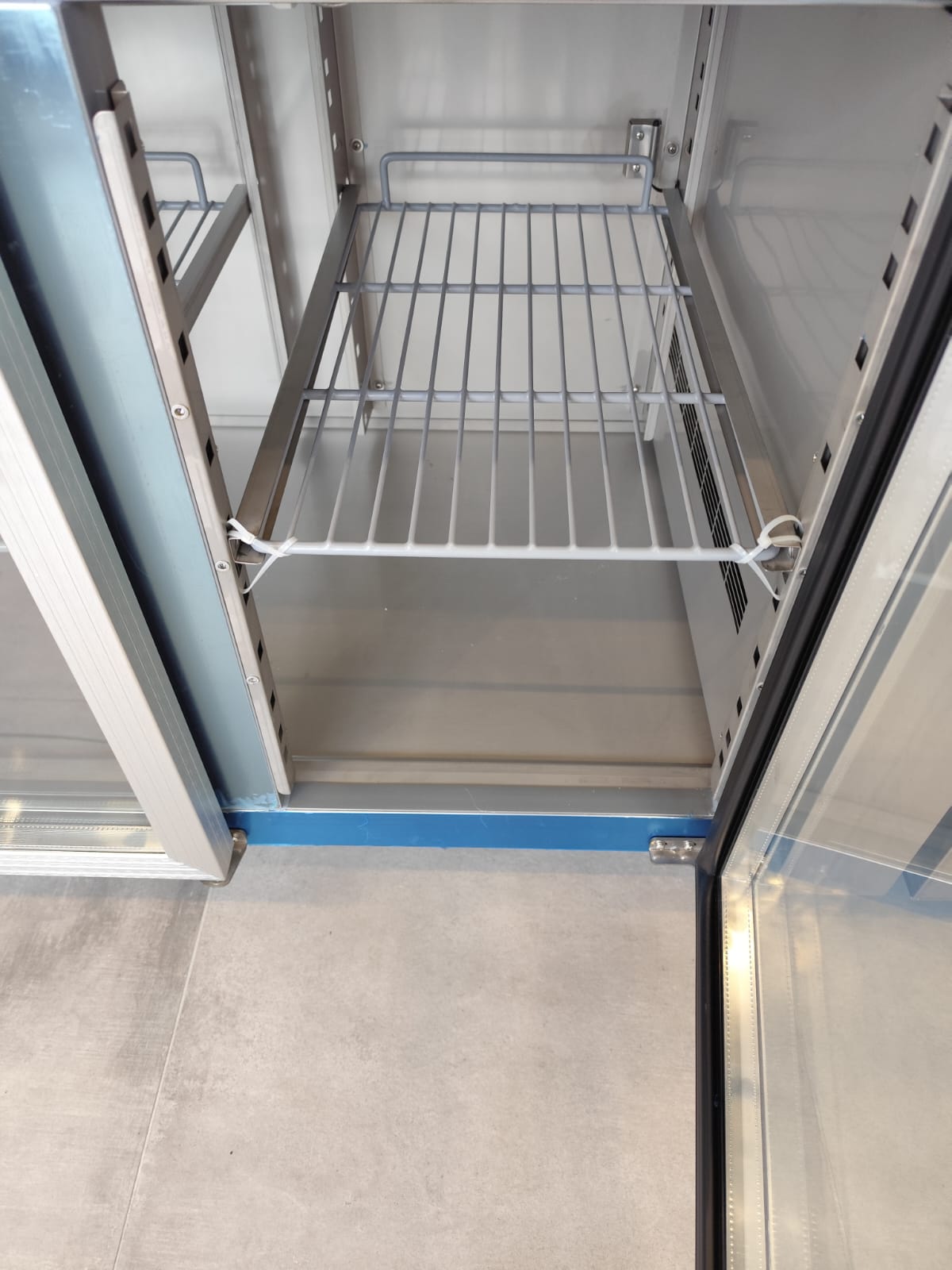TAVOLO REFRIGERATO IN ACCIAIO INOX 3 PORTE IN VETRO in vendita - foto 4