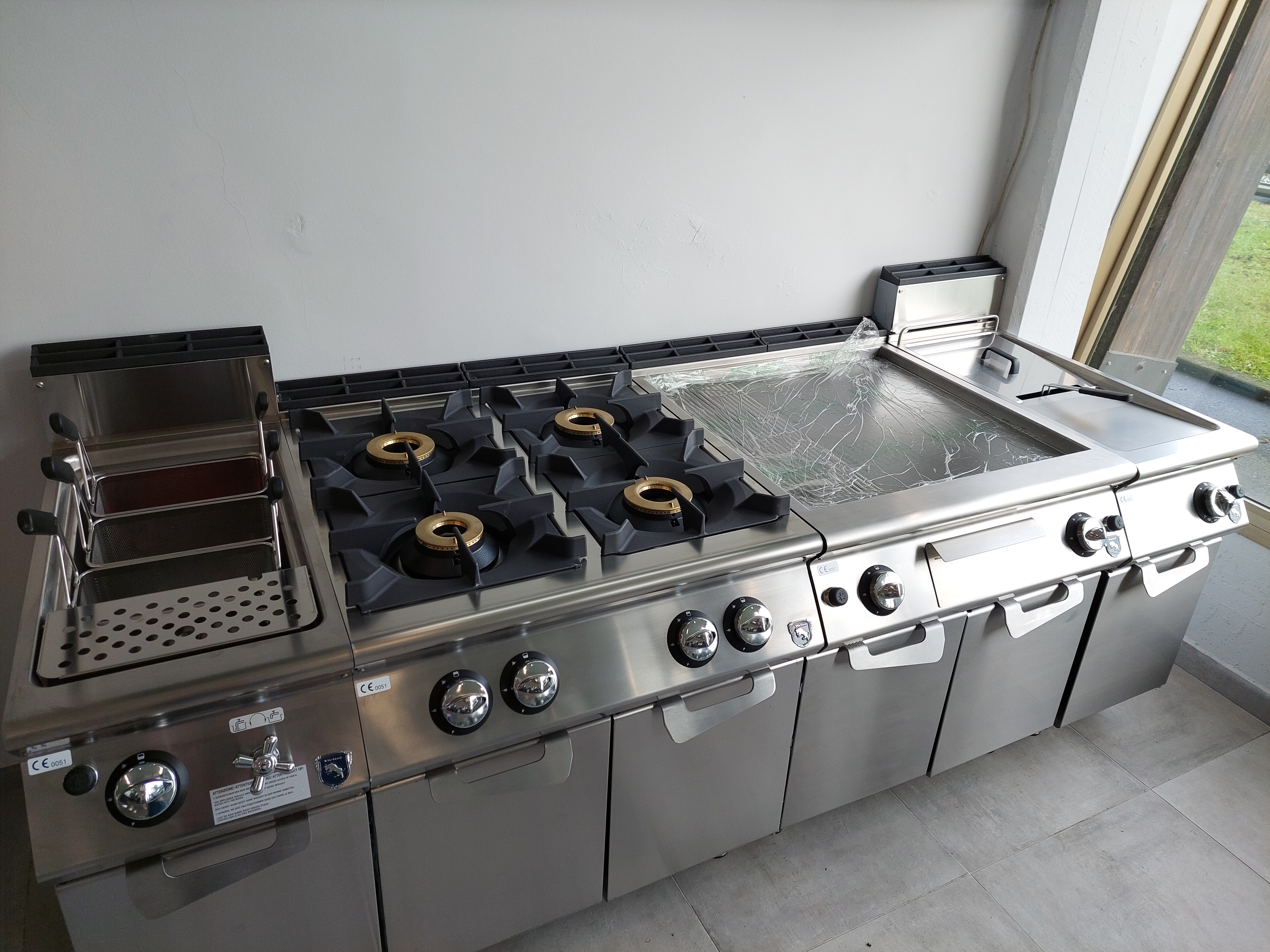 Cucina a gas serie 90 completa di cappa in vendita - foto 2