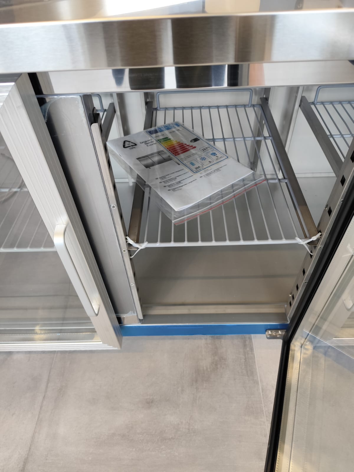 TAVOLO REFRIGERATO IN ACCIAIO INOX 3 PORTE IN VETRO in vendita - foto 3