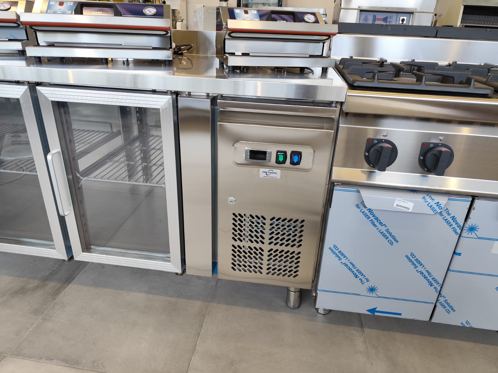 TAVOLO REFRIGERATO IN ACCIAIO INOX 3 PORTE IN VETRO in vendita - foto 5
