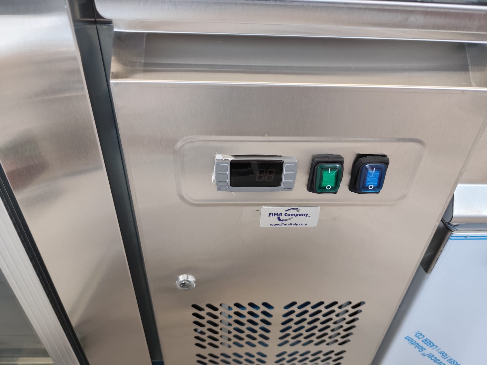 TAVOLO REFRIGERATO IN ACCIAIO INOX 3 PORTE IN VETRO in vendita - foto 2