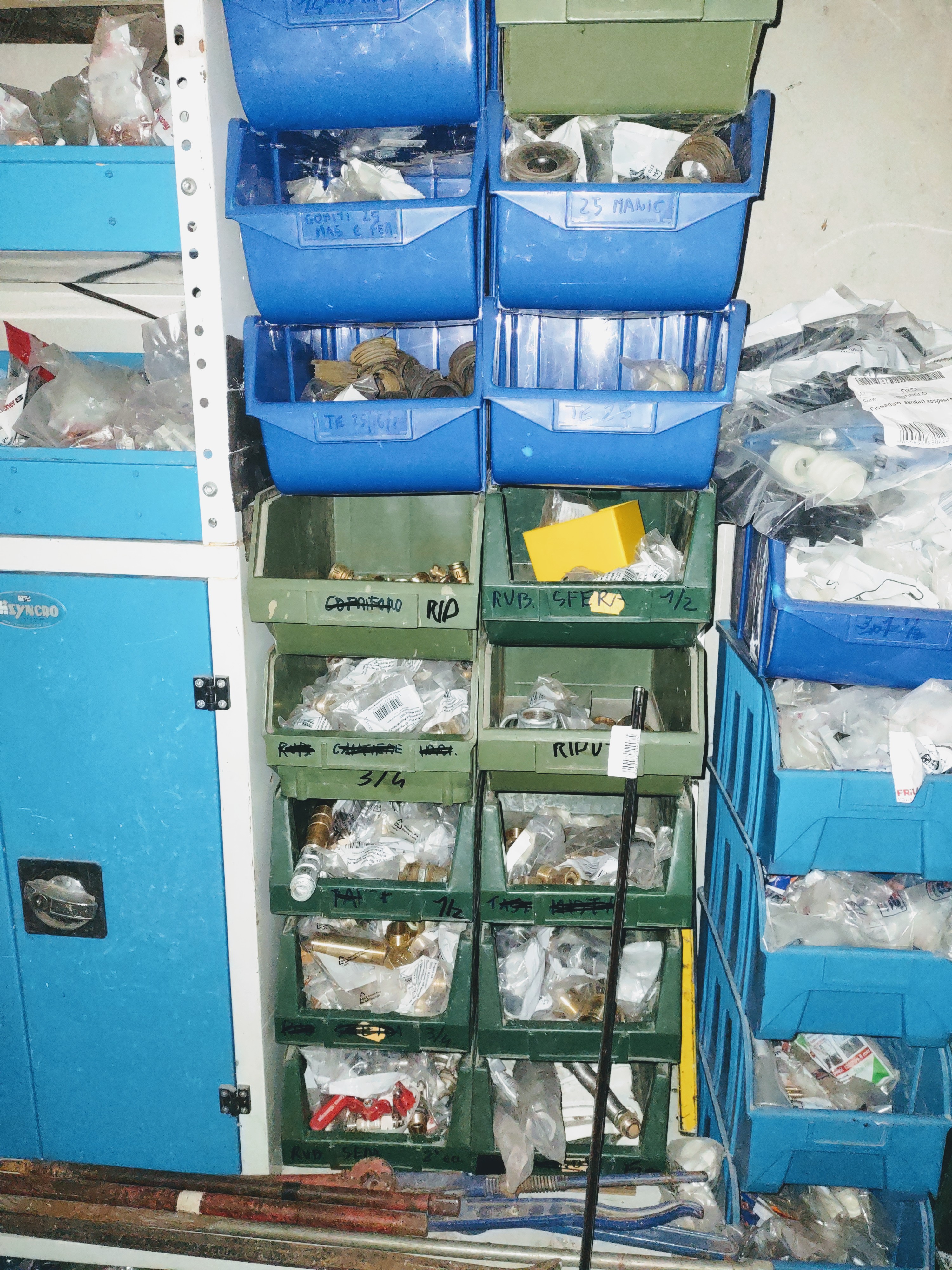 per cessata attivita offresi attrezzature e materiali  in vendita - foto 1