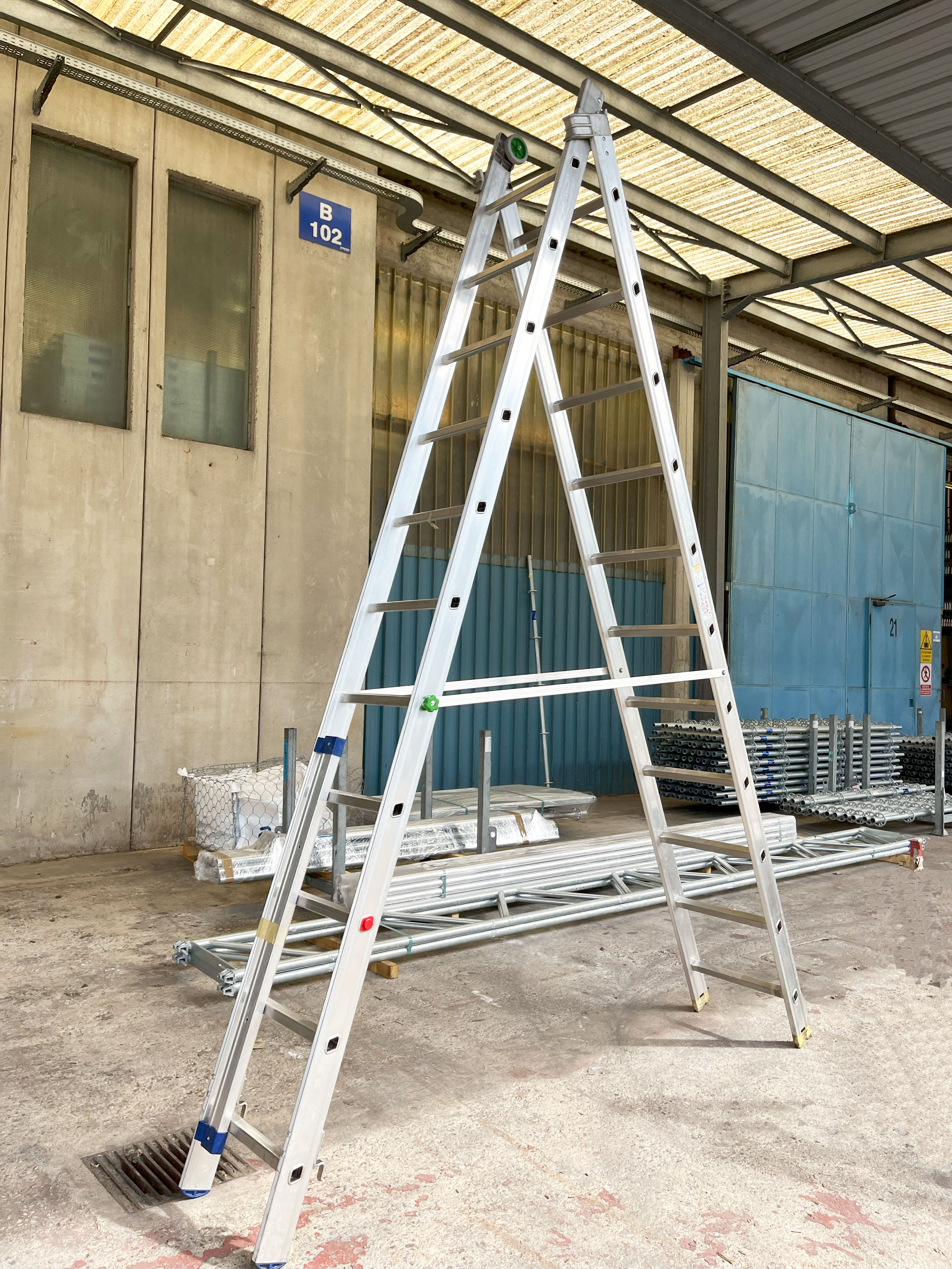 Scala in alluminio a due rampe H= 354 a 594 cm in vendita - foto 4