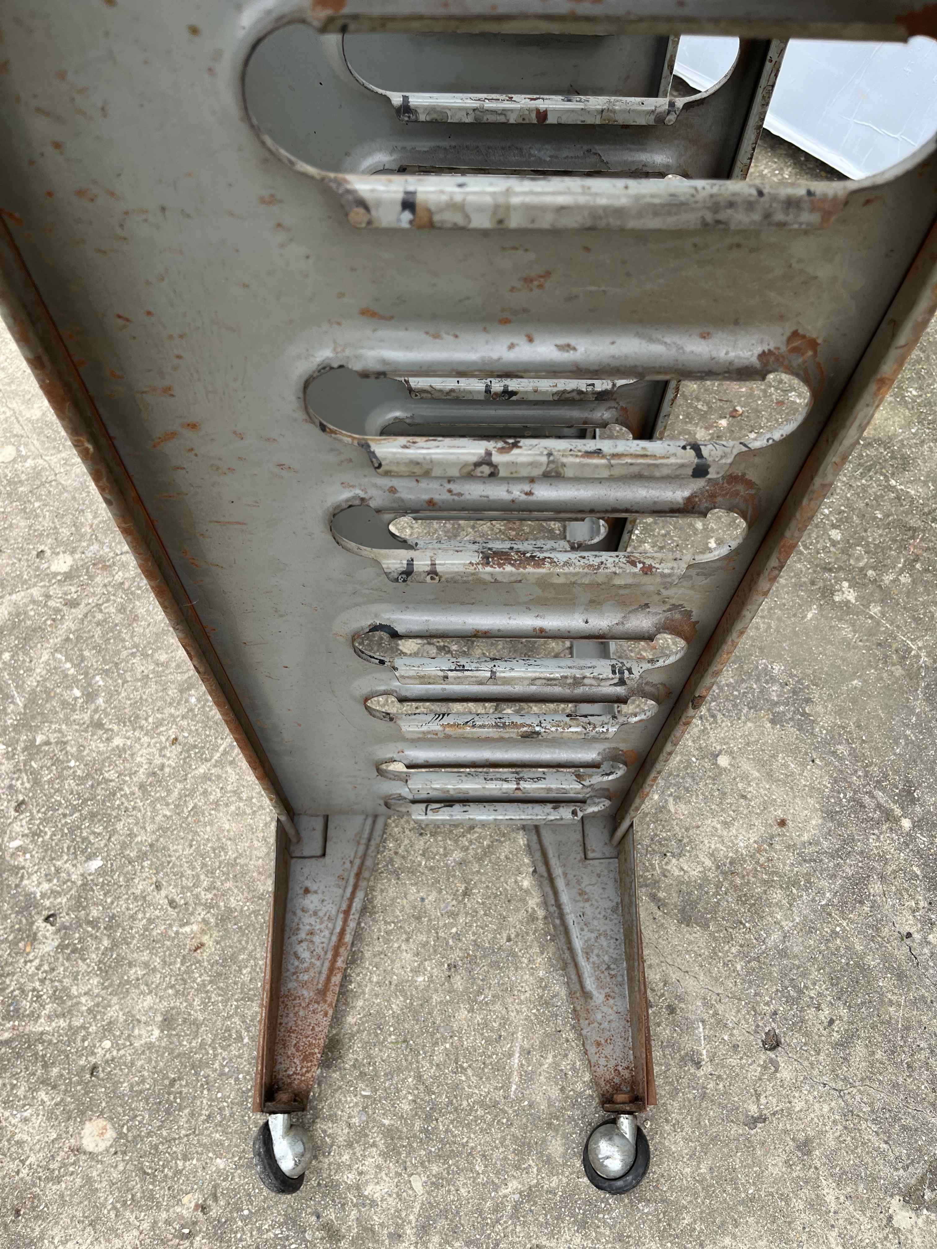 Carrello con incavi per lavorazione calzature  in vendita - foto 8