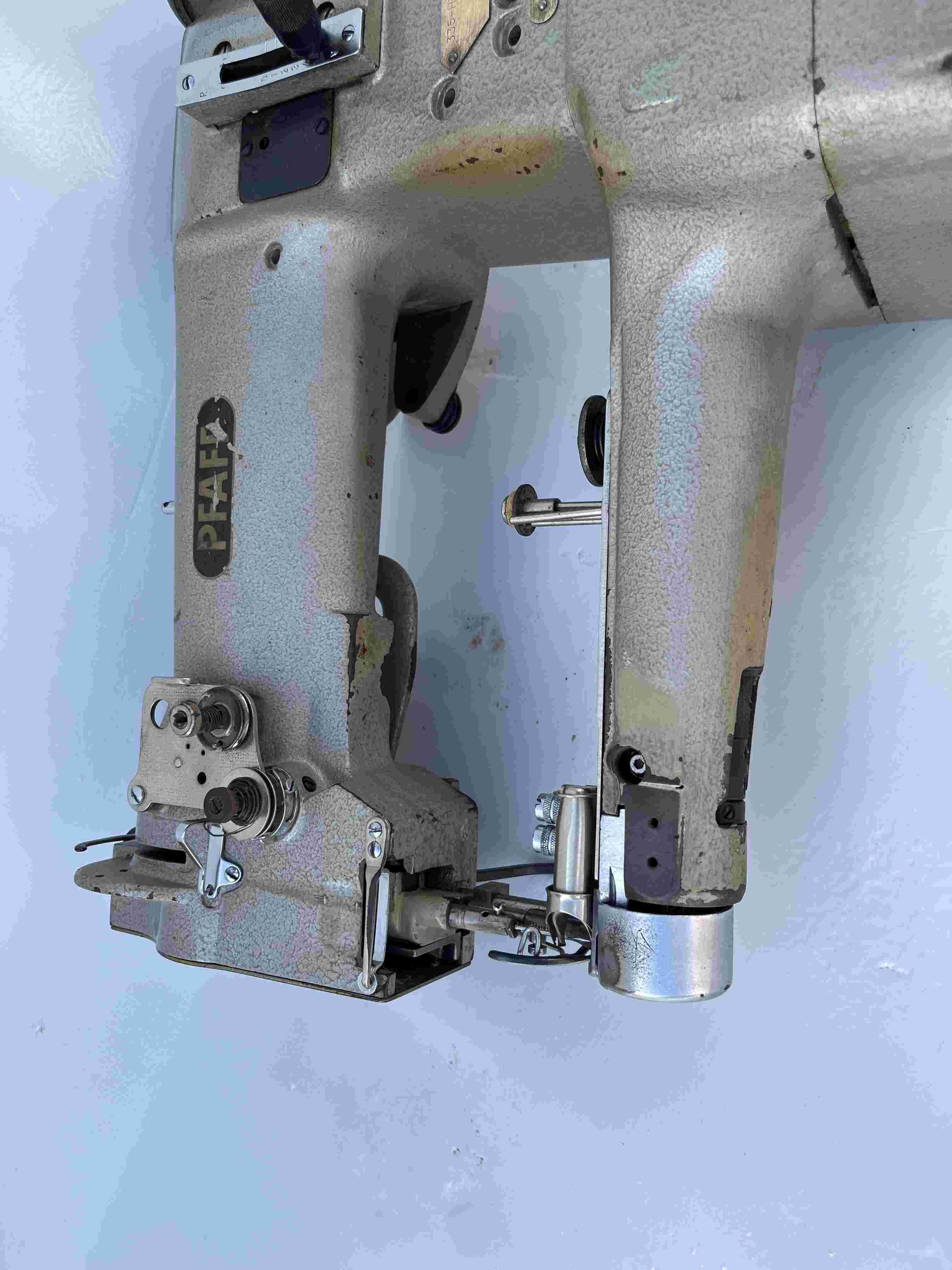 PFAFF 335 a braccio triplice trasporto con bordatore in vendita - foto 15