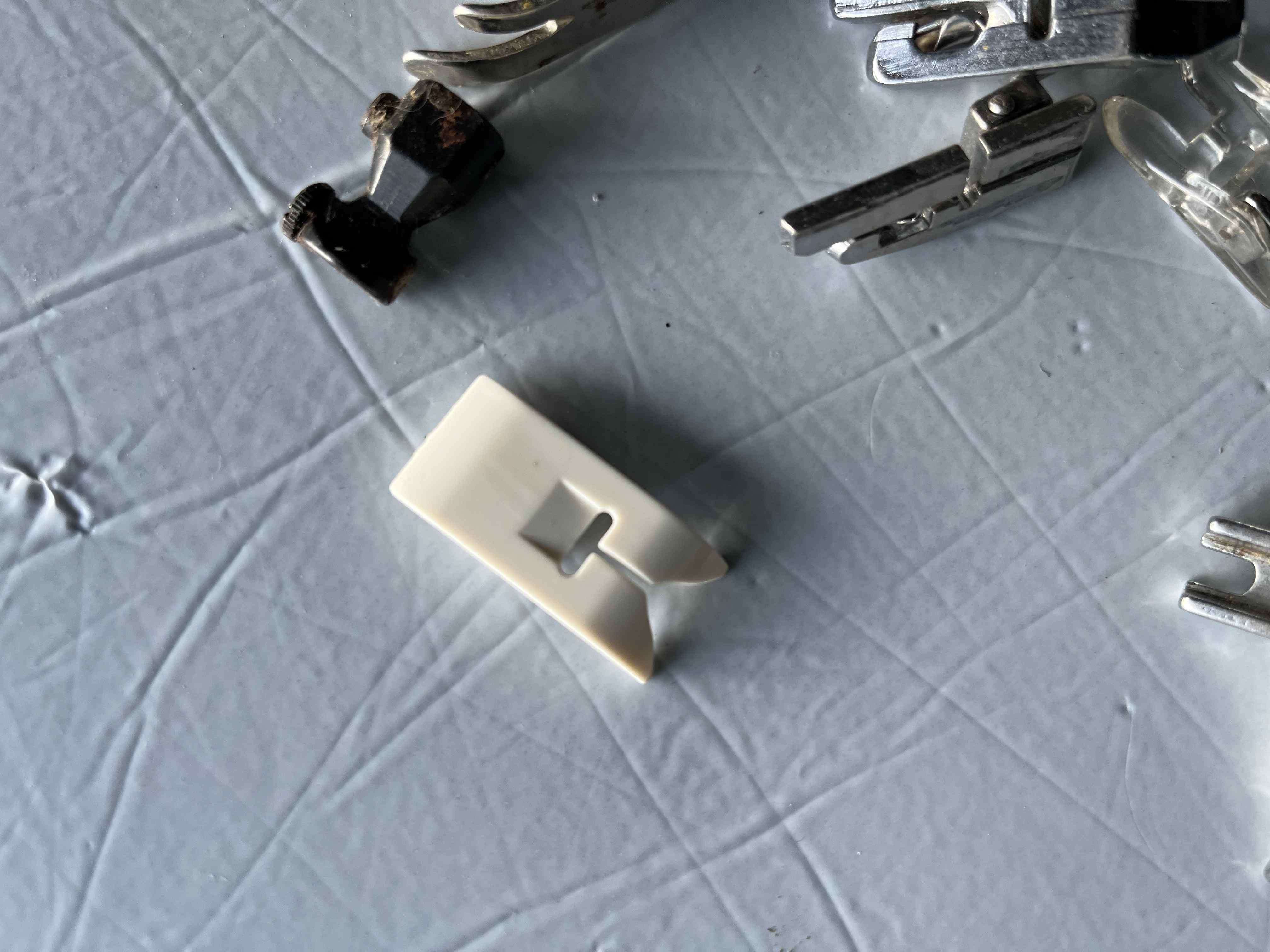 10 piedini per macchine da cucire zig zag Refrey in vendita - foto 13