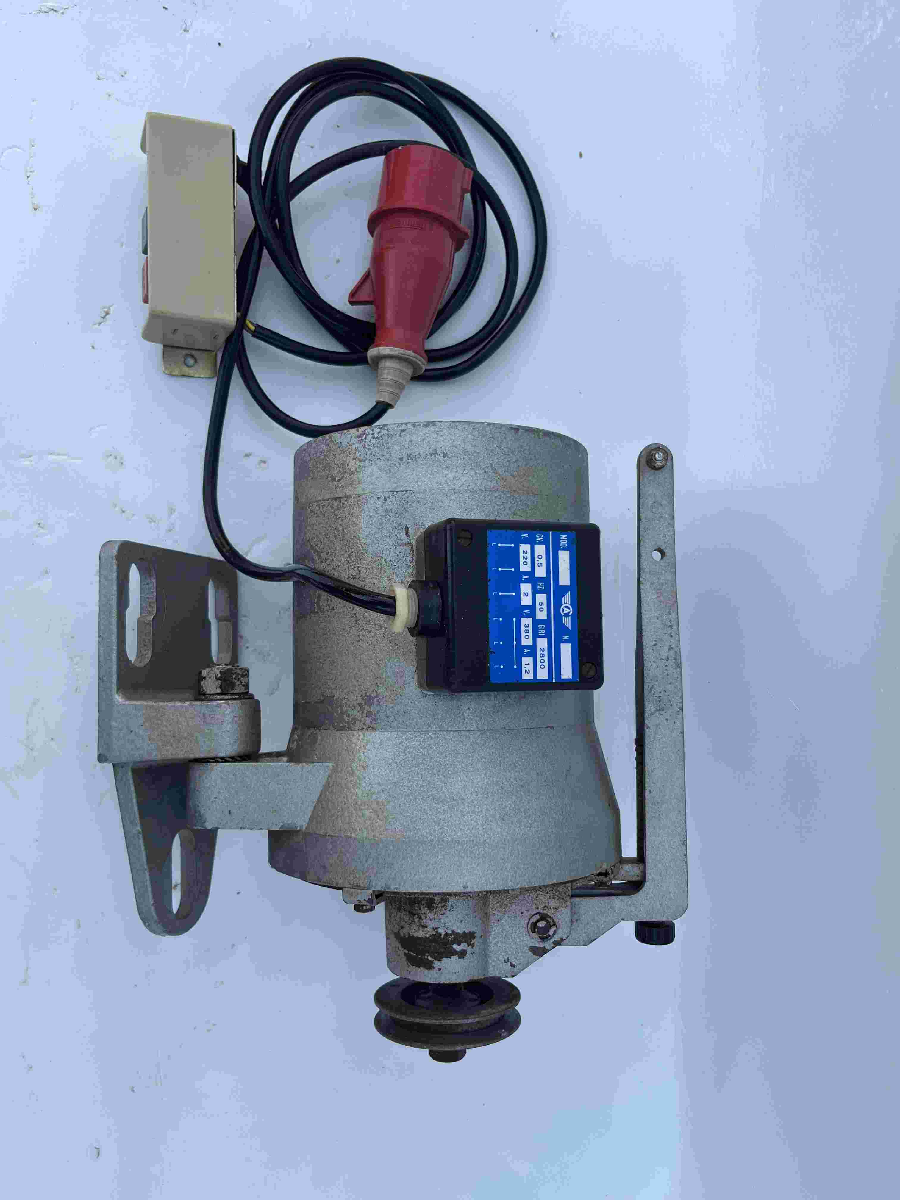 L33 Motore macchina da Cucire trifase 2800 giri in vendita - foto 1
