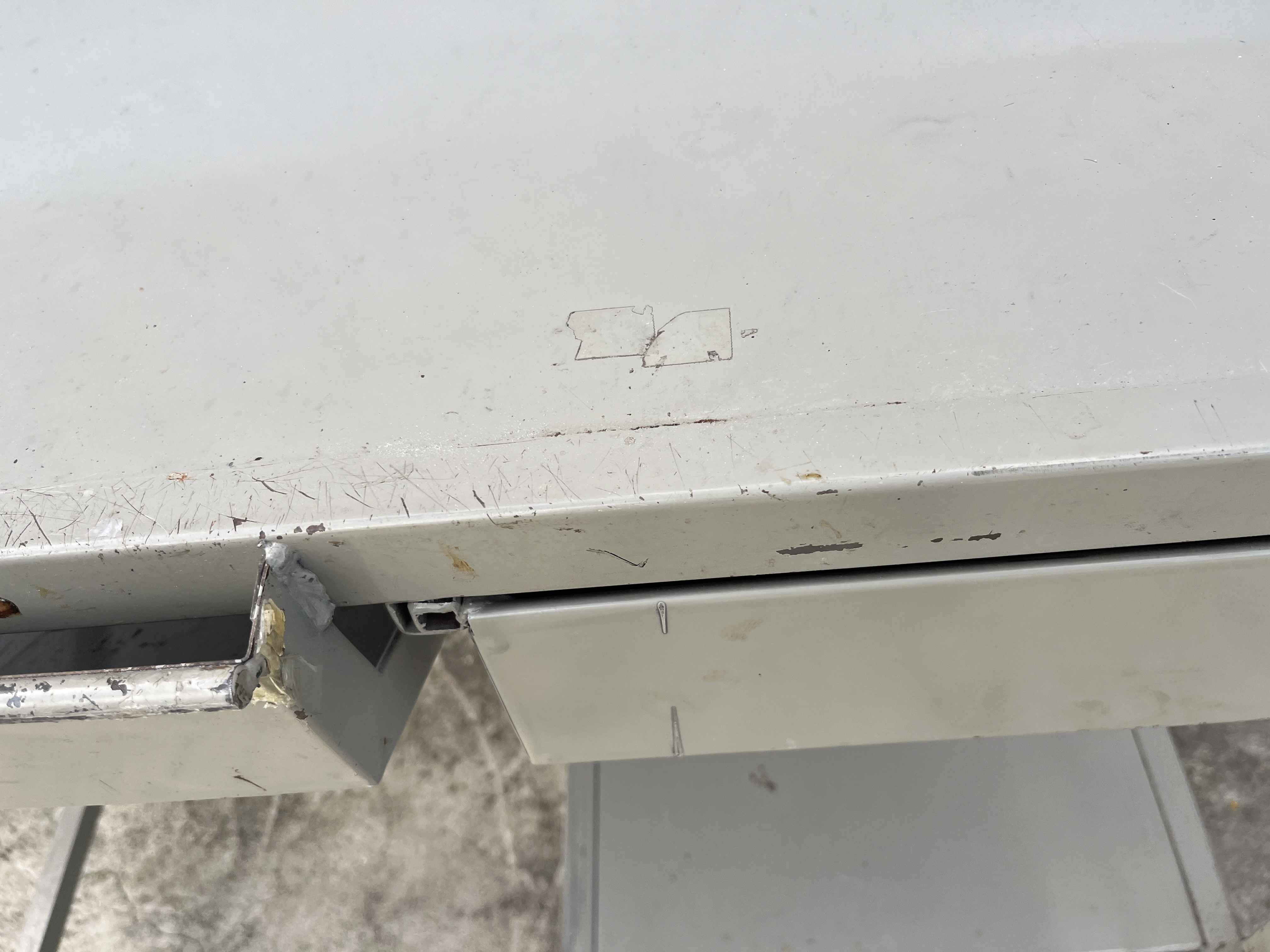 Tavolo di taglio pelle e tessuti in vendita - foto 6