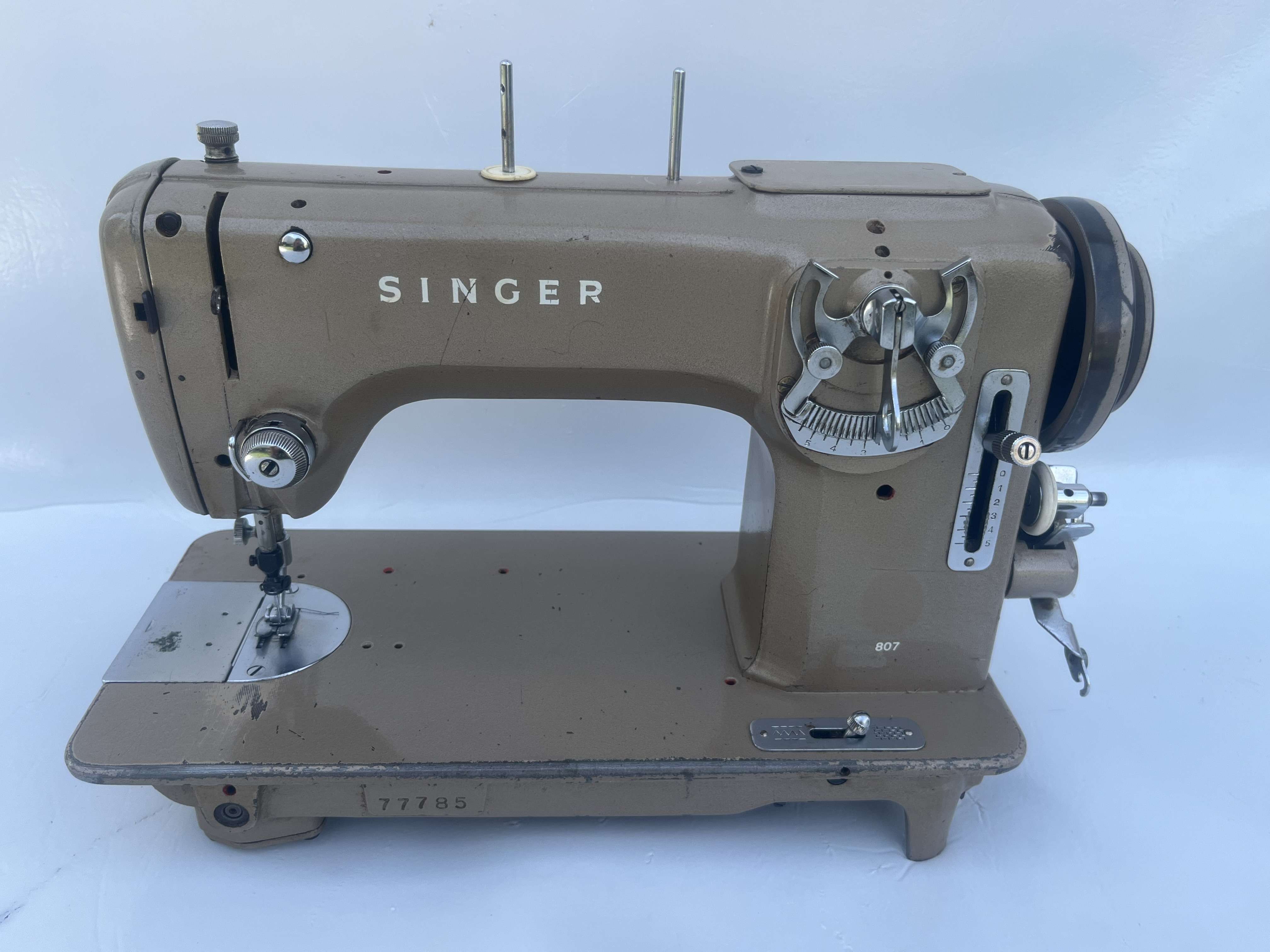 Singer 807 straight stitch zig zag sewing machine in vendita - foto 1