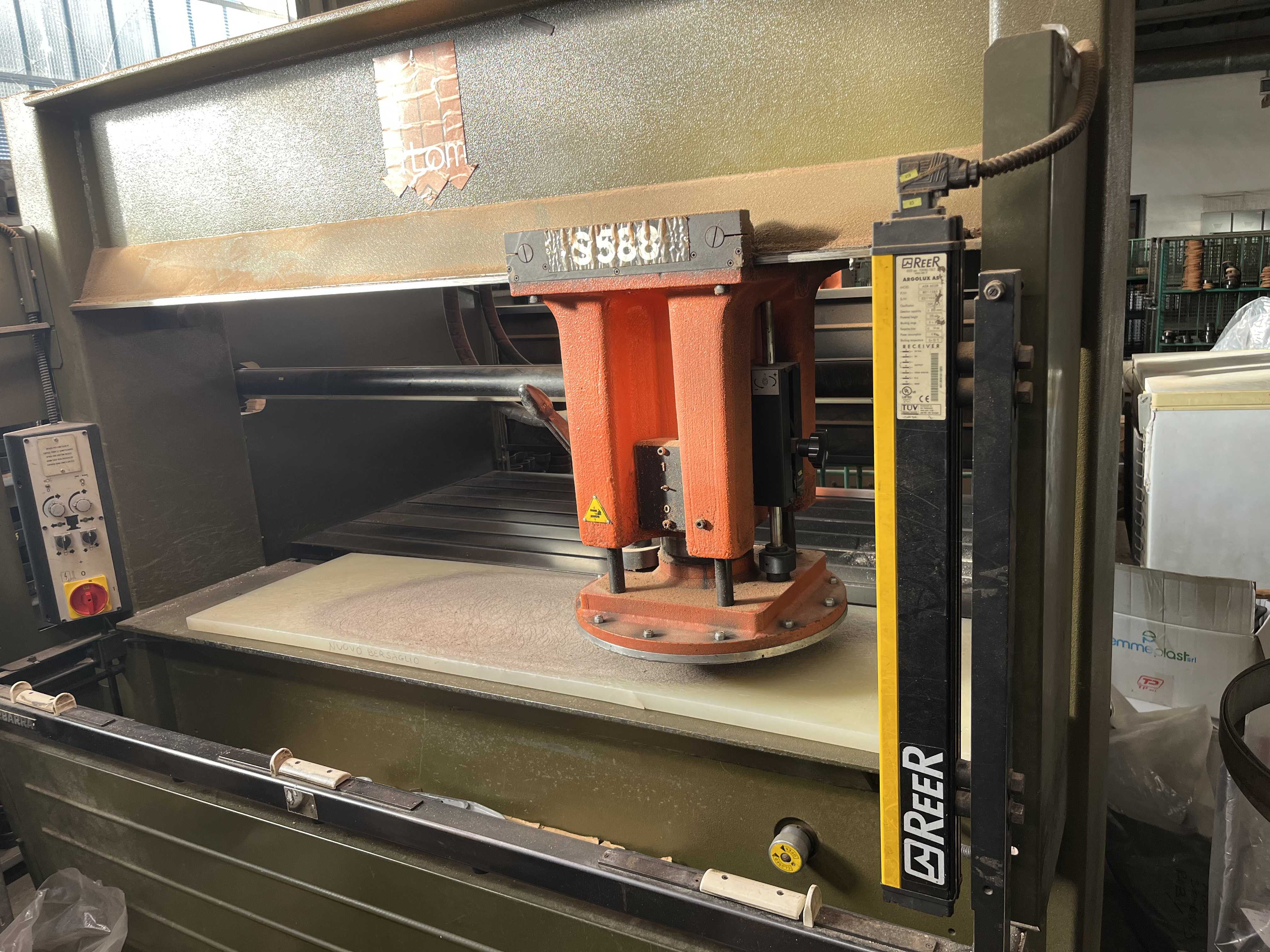 ATOM S588 Trancia a carrello in vendita - foto 1