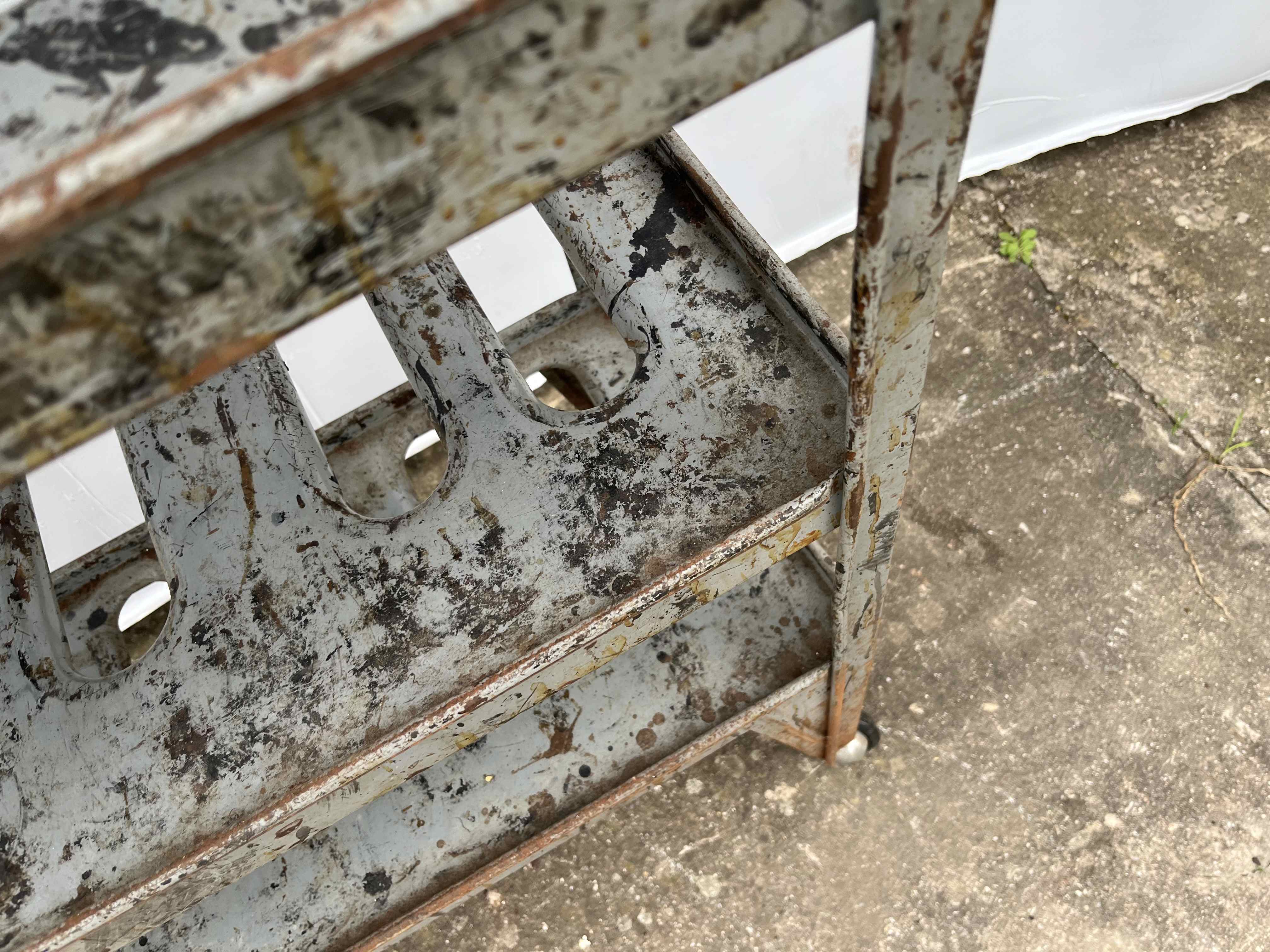 Carrello con incavi per lavorazione calzature  in vendita - foto 10