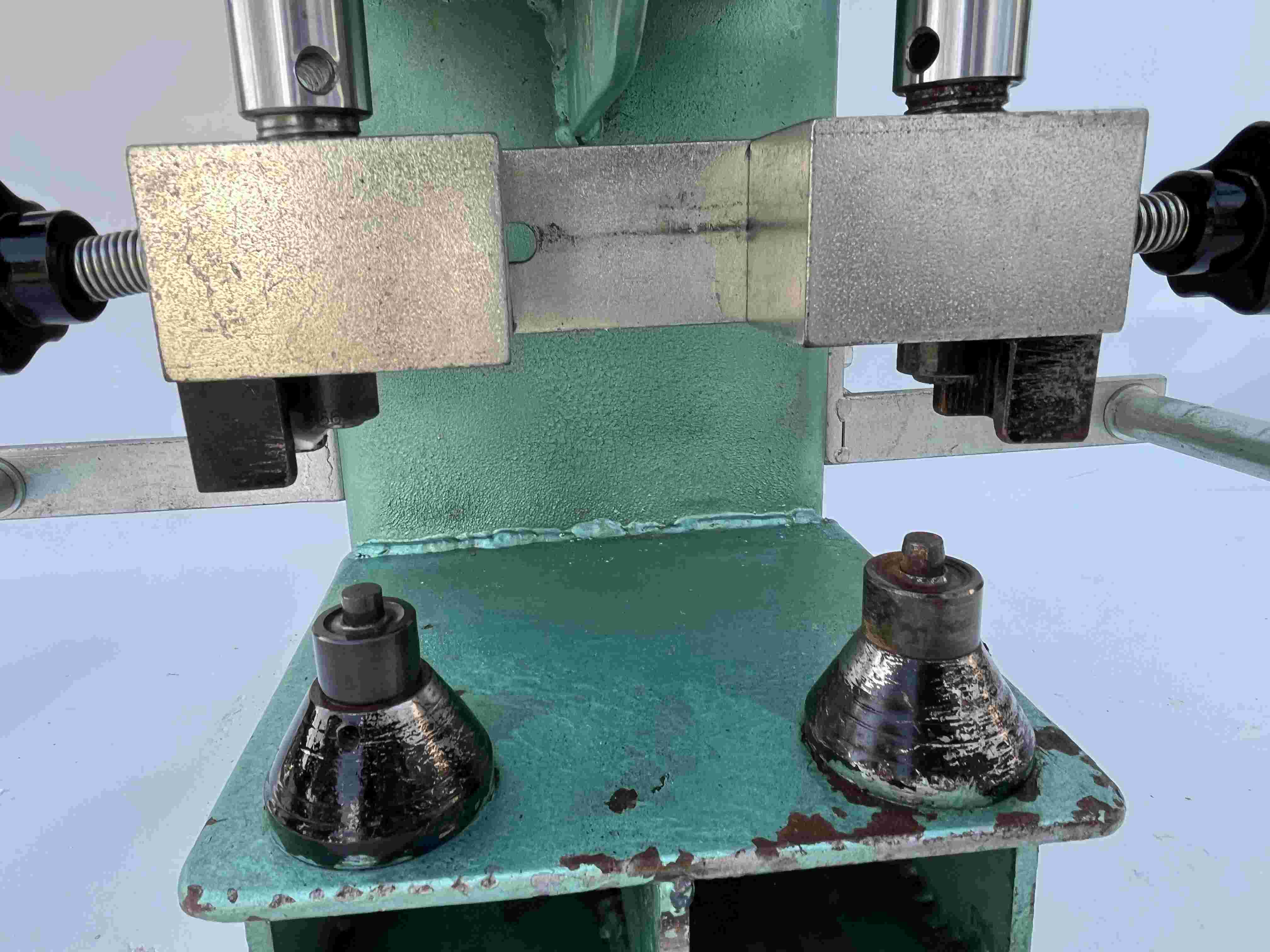 Occhiellatrice pneumatica a 2 teste in vendita - foto 16