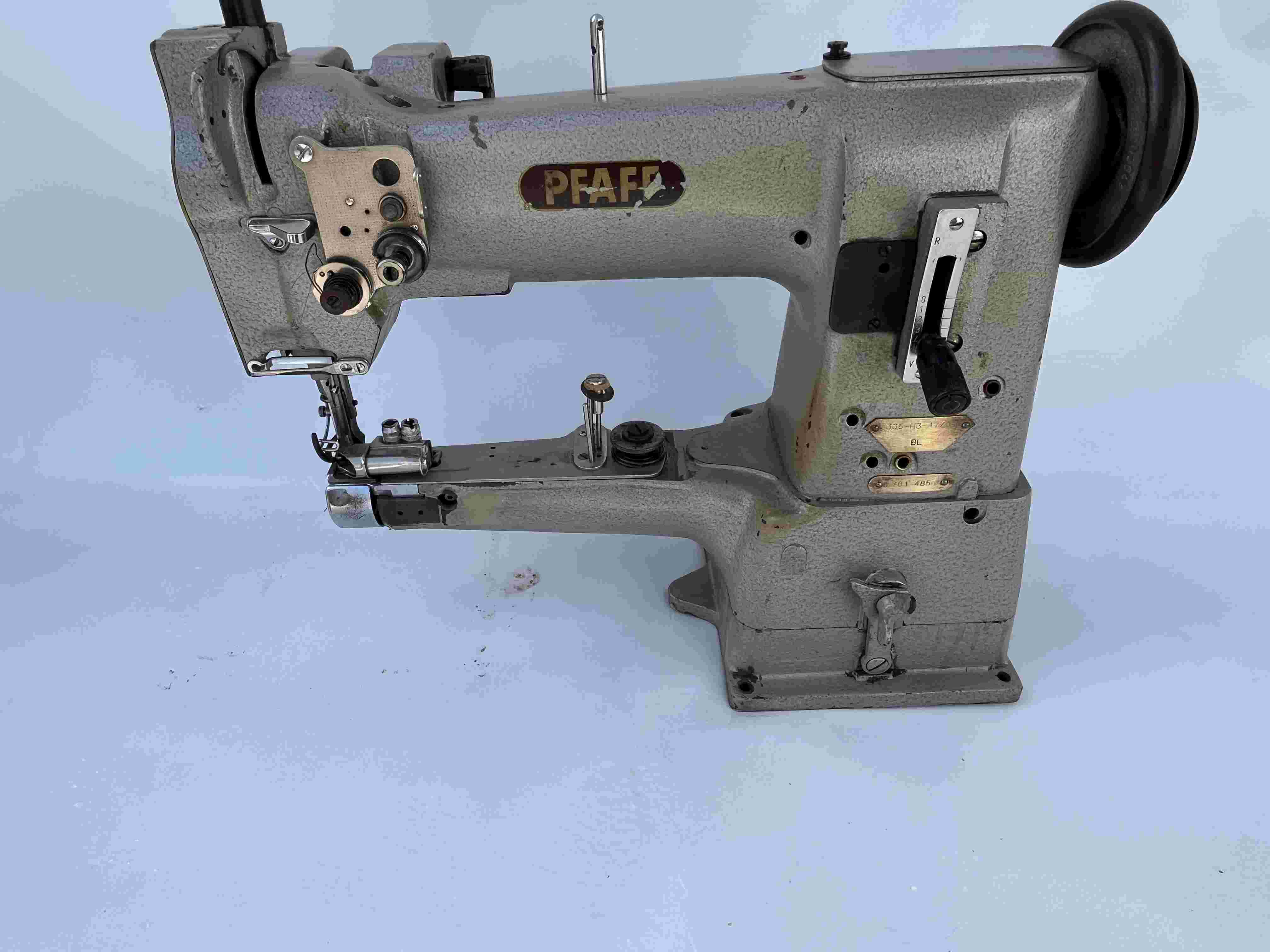 PFAFF 335 a braccio triplice trasporto con bordatore in vendita - foto 1