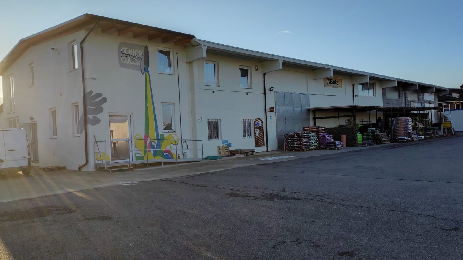 Capannone con ferramenta e colorificio avviati in vendita - foto 7