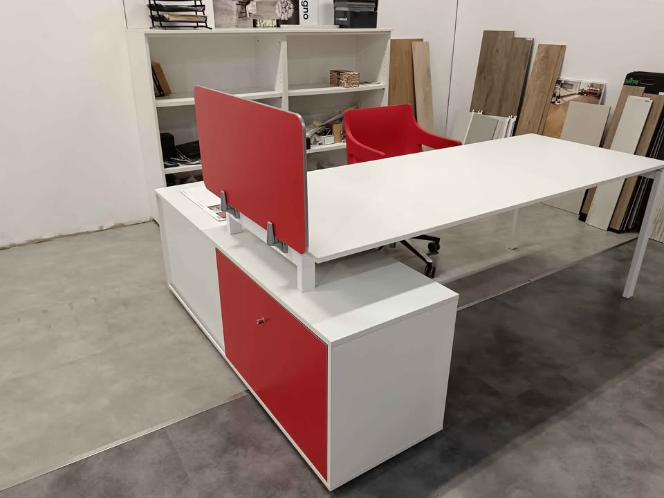 Scrivanie da ufficio con scaffale e sedia in vendita - foto 4