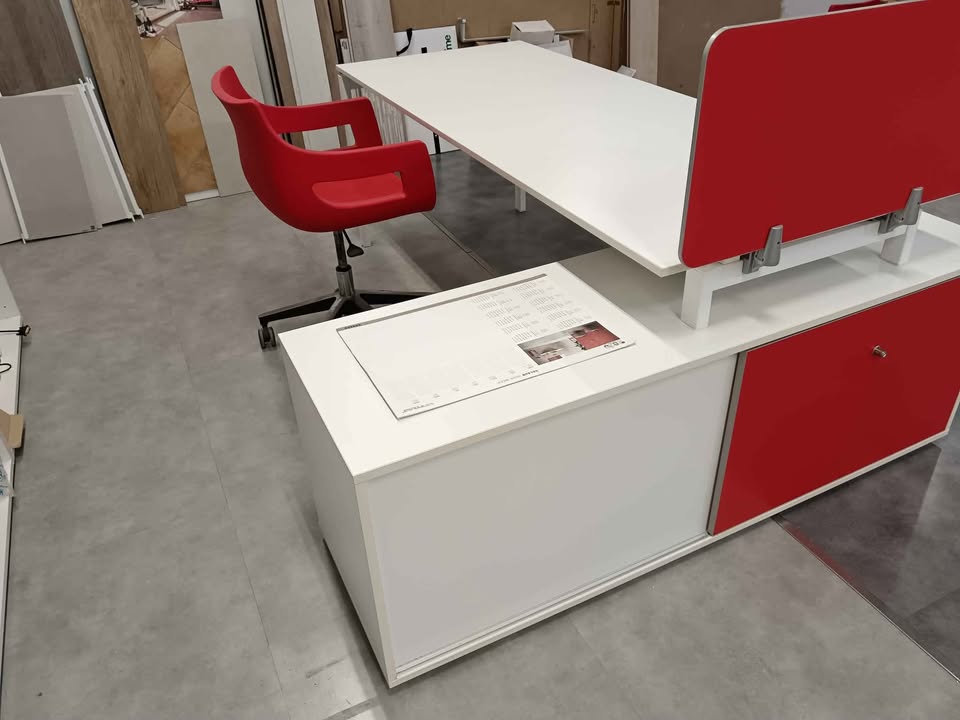 Scrivanie da ufficio con scaffale e sedia in vendita - foto 3
