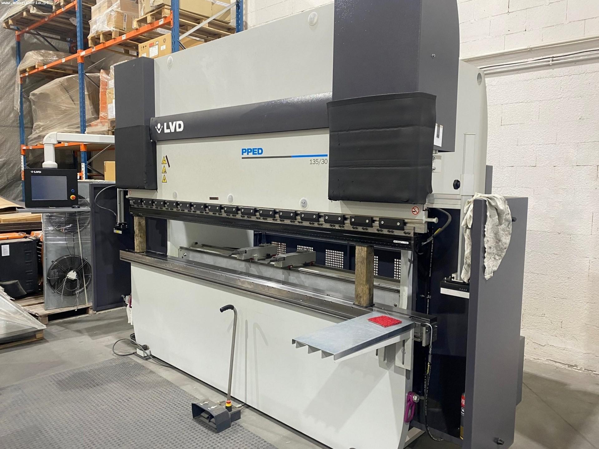 Pressa piegatrice idraulica CNC LVD PPED 135/30 in vendita - foto 1