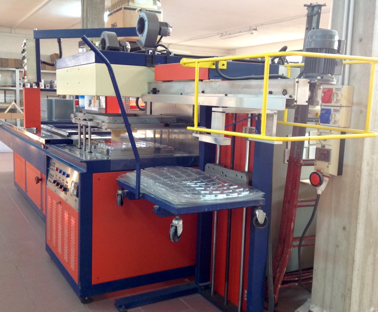 MACCHINA CONFEZIONATRICE E TERMOFORMATRICE MARCA APM  in vendita - foto 8