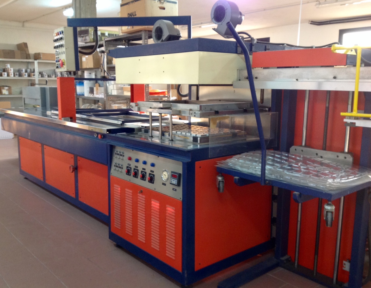MACCHINA CONFEZIONATRICE E TERMOFORMATRICE MARCA APM in vendita - foto 1