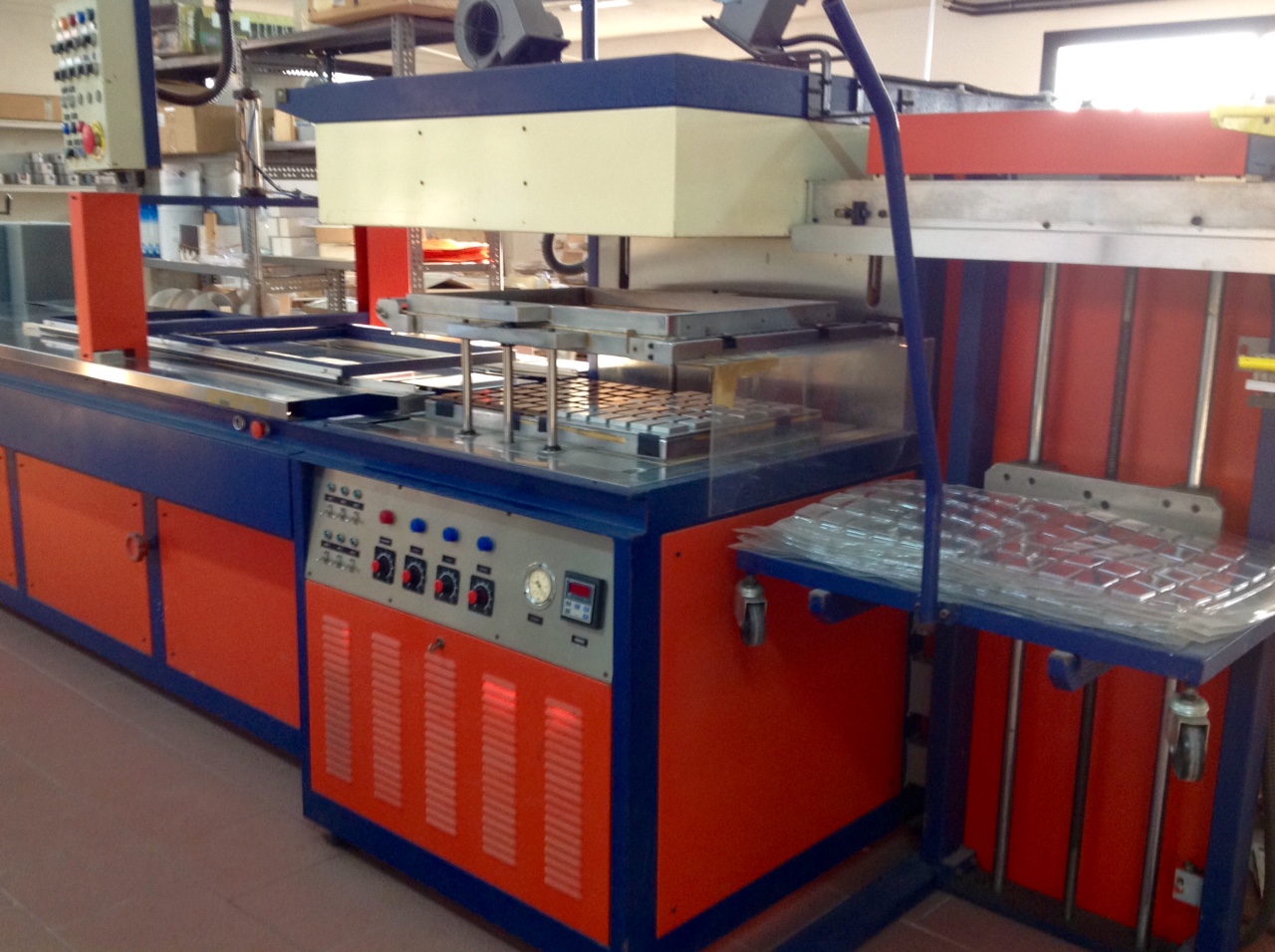 MACCHINA CONFEZIONATRICE E TERMOFORMATRICE MARCA APM  in vendita - foto 9