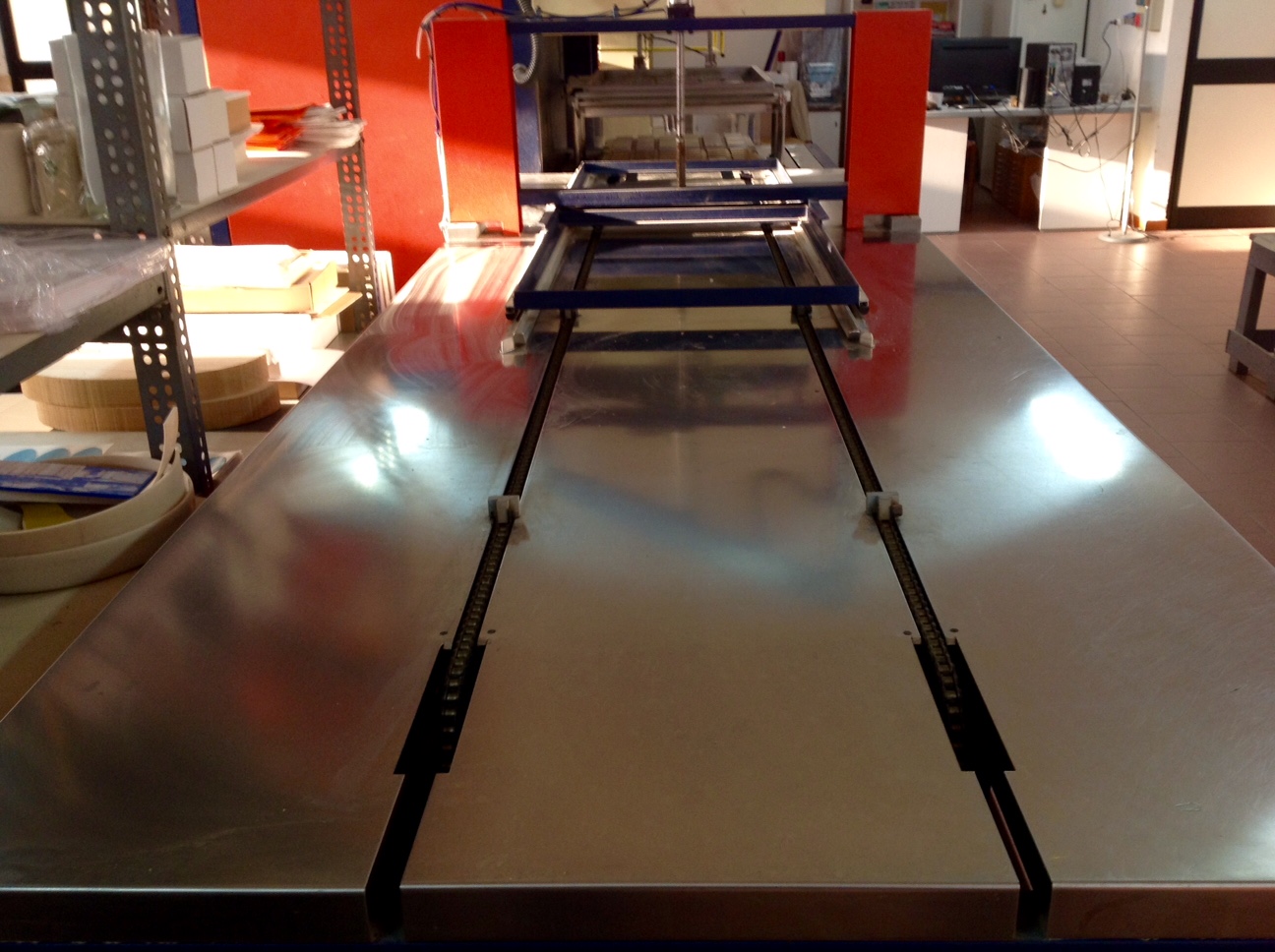 MACCHINA CONFEZIONATRICE E TERMOFORMATRICE MARCA APM in vendita - foto 2
