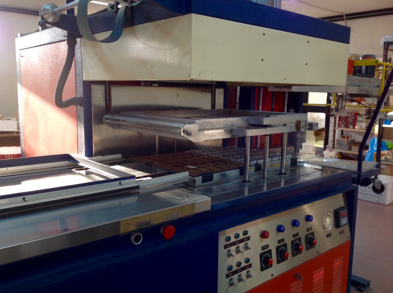 MACCHINA CONFEZIONATRICE E TERMOFORMATRICE MARCA APM  in vendita - foto 4