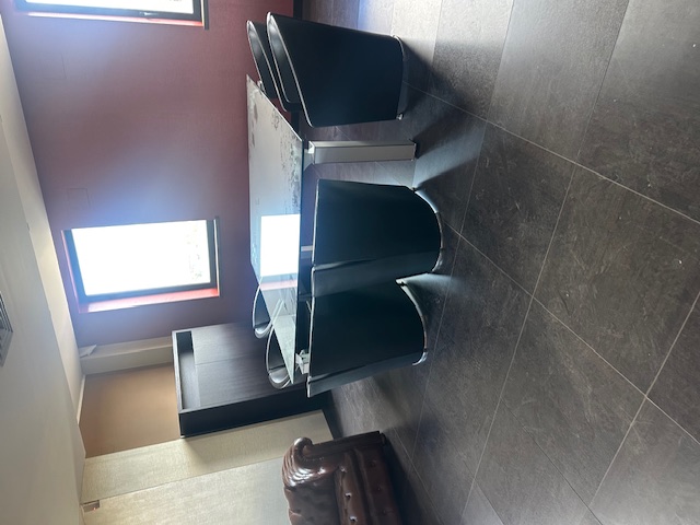 Tavolo per riunioni e mobili d'arredo in vendita - foto 1