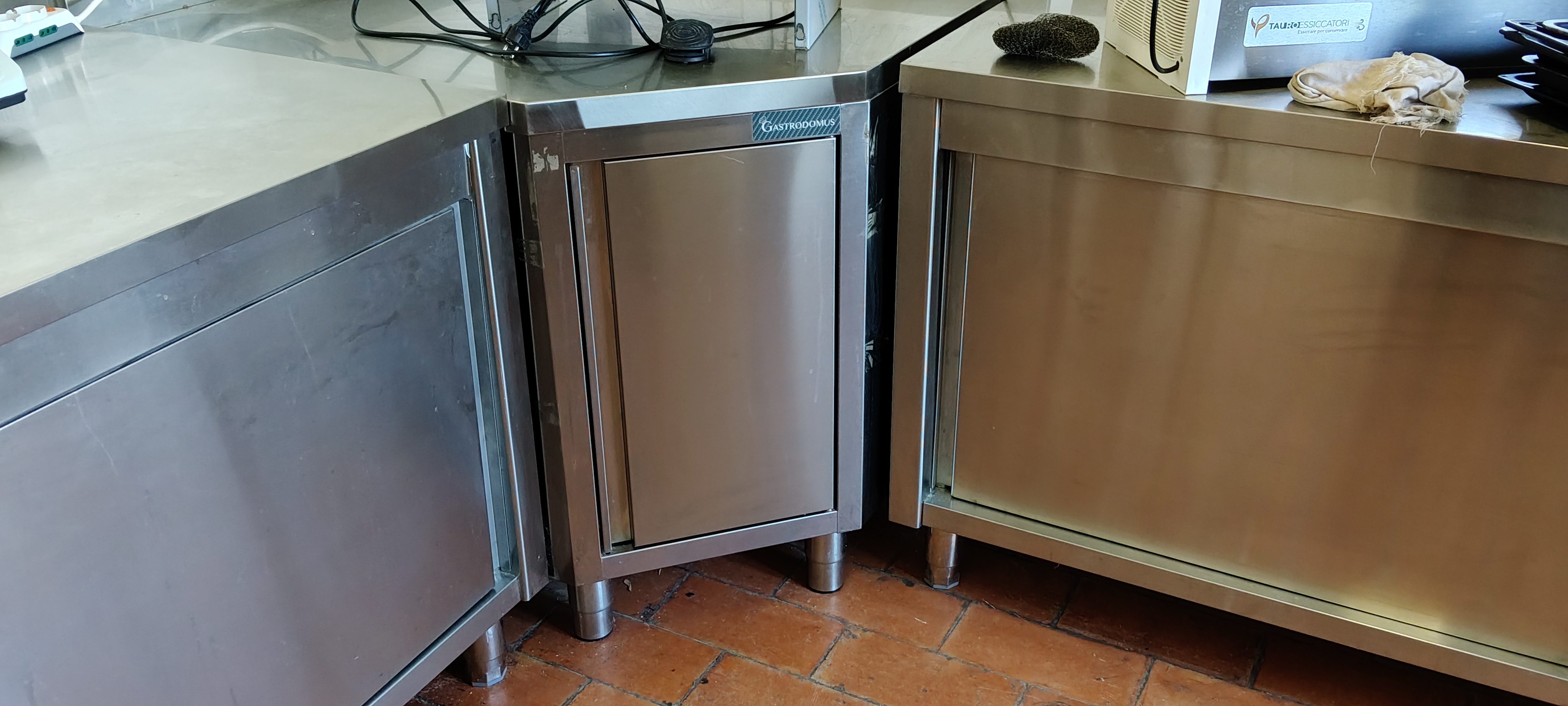 Tavoli armadiati in accaio inox () in vendita - foto 5
