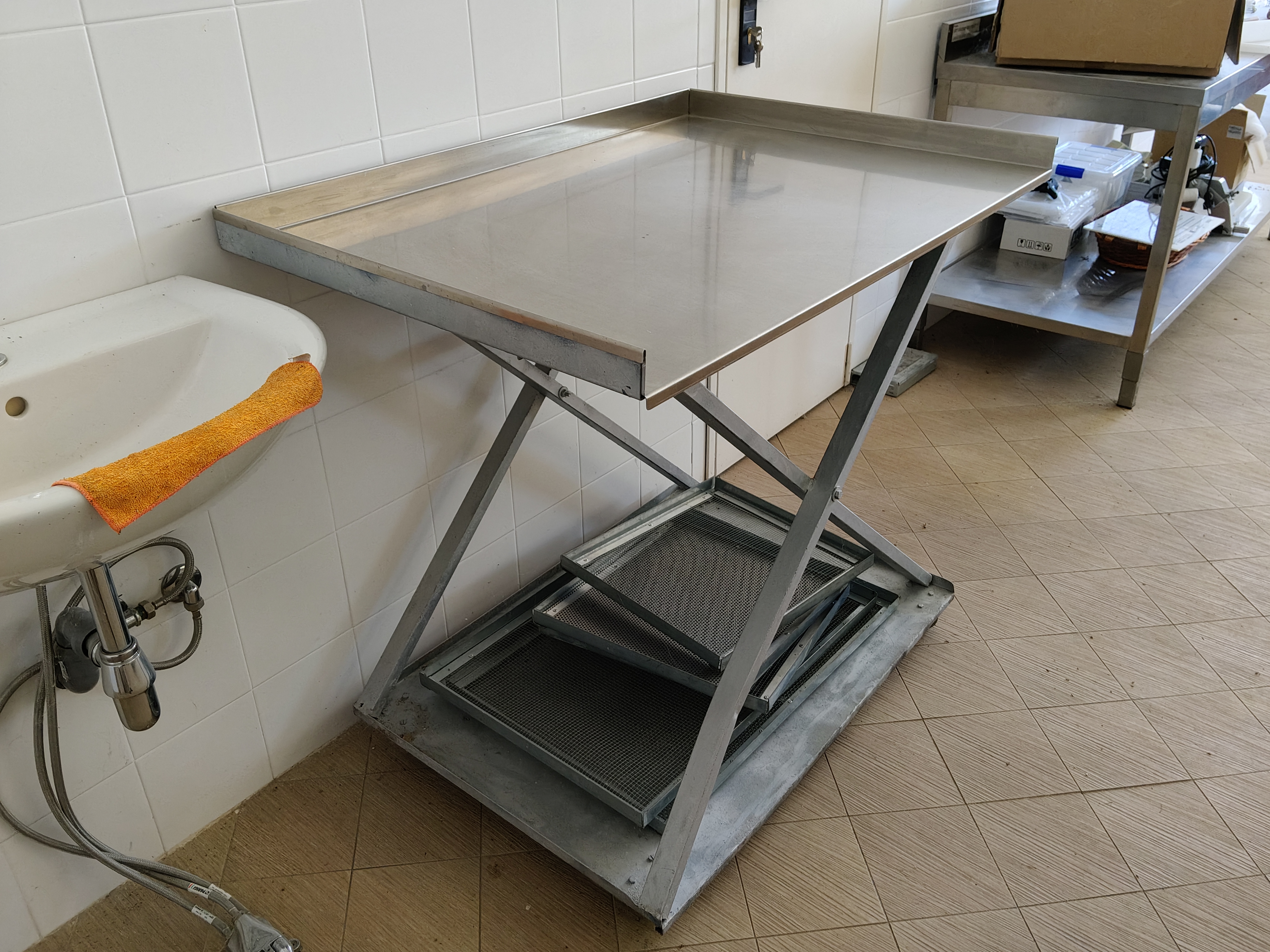 Tavolo da lavoro in acciaio con bordo (145x74x92) in vendita - foto 2