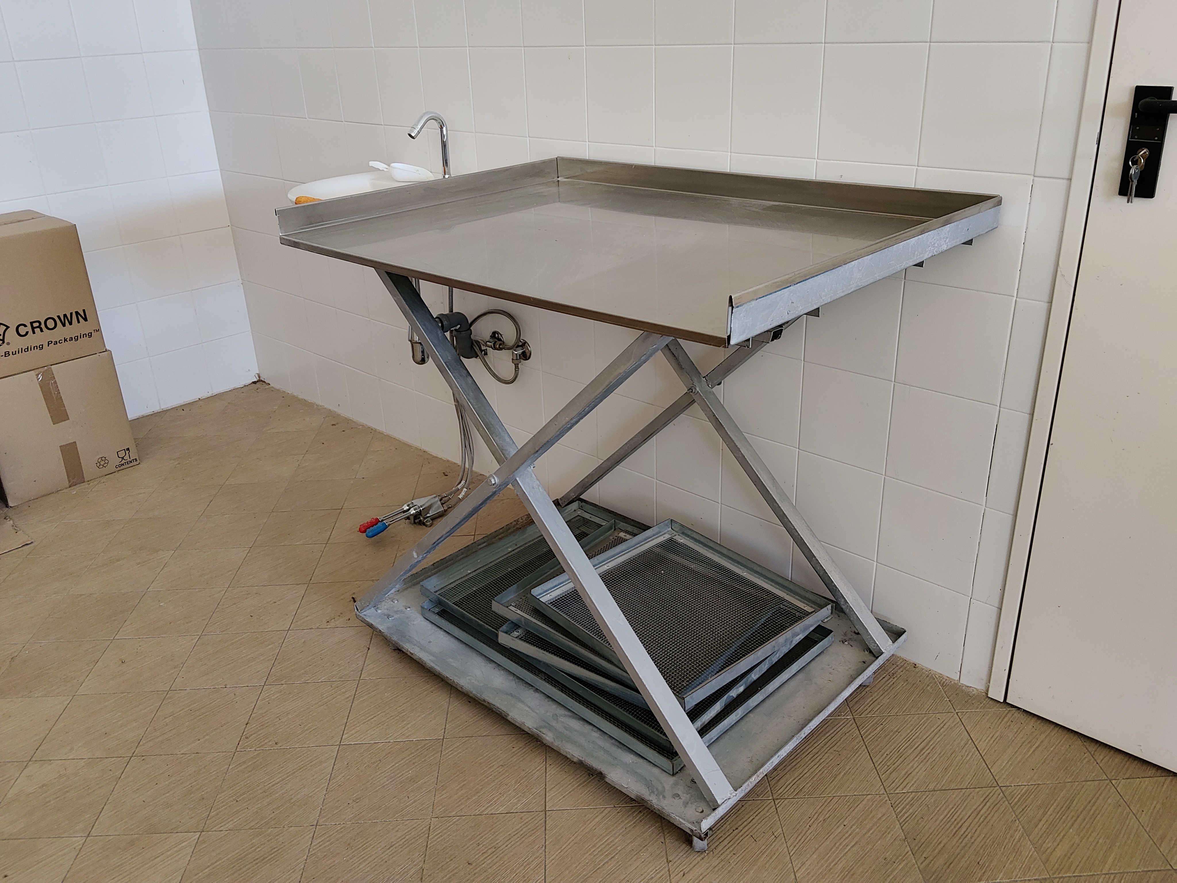 Tavolo da lavoro in acciaio con bordo (145x74x92) in vendita - foto 3